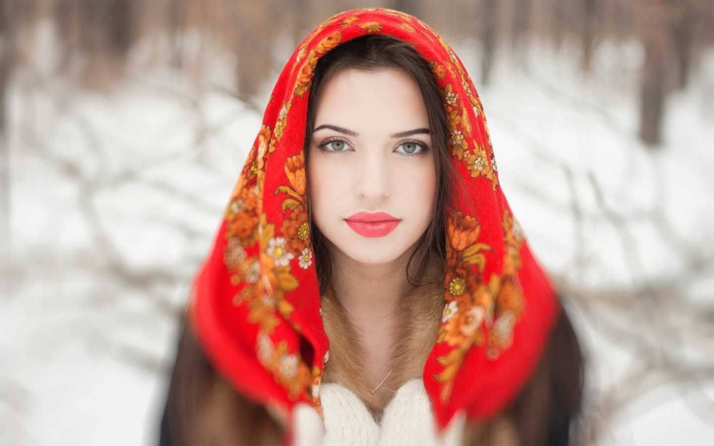 Девушка в хиджабе на снегу Обои
