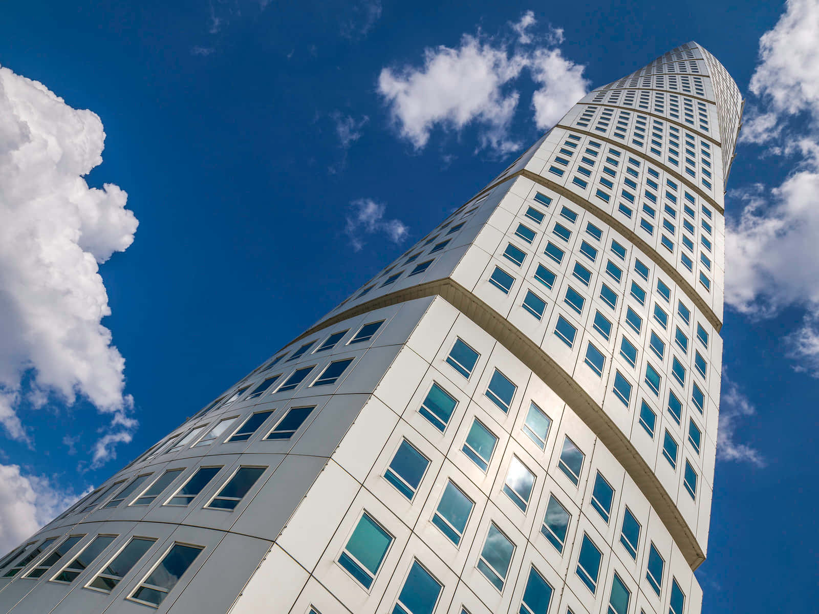 Драматичный вид на небоскреб Turning Torso, самое высокое здание Швеции Обои