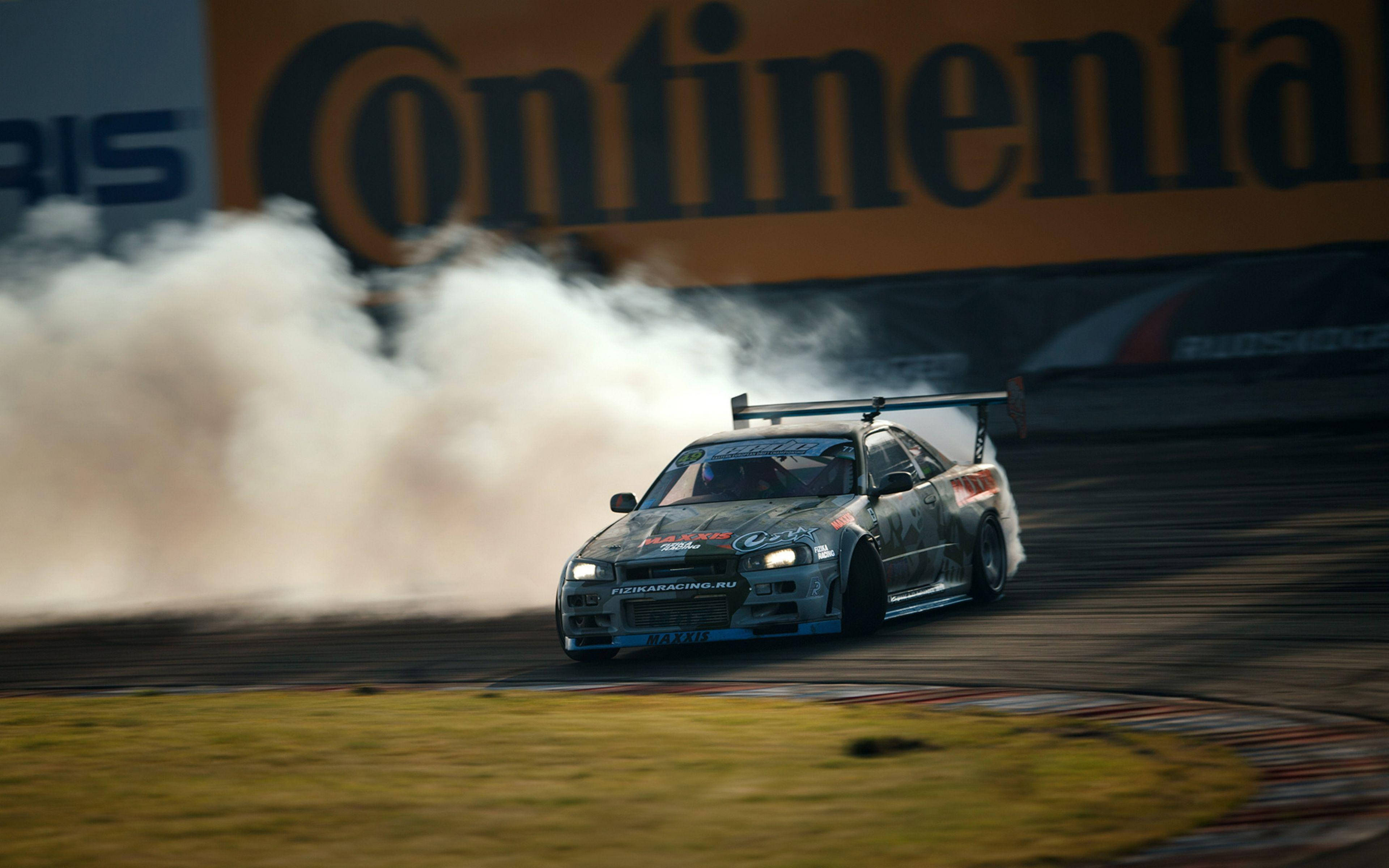 Дрифтующие автомобили Nissan Skyline GTR R34 Обои
