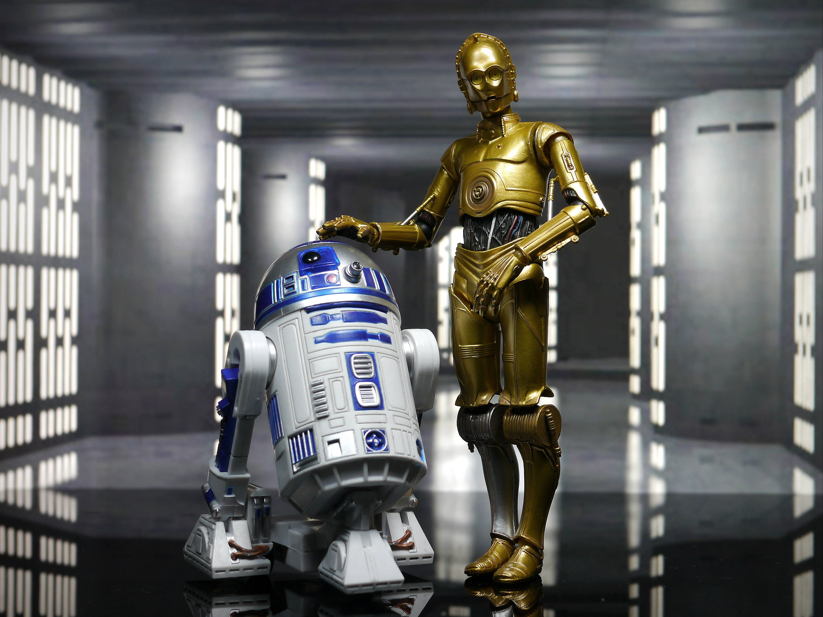 Дроиды C3PO и R2D2 друзья Обои