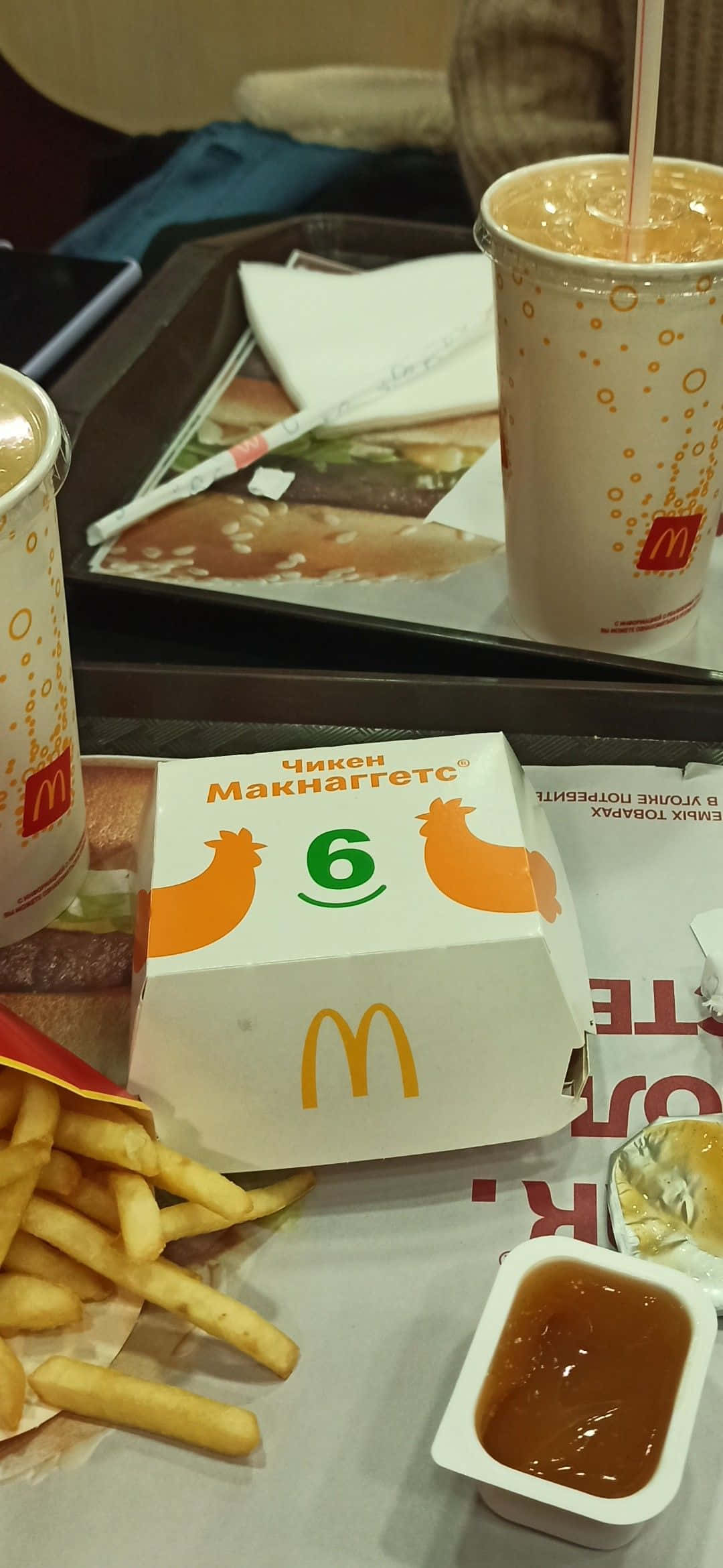 Еда из McDonald's с напитком и картошкой фри картинка Обои