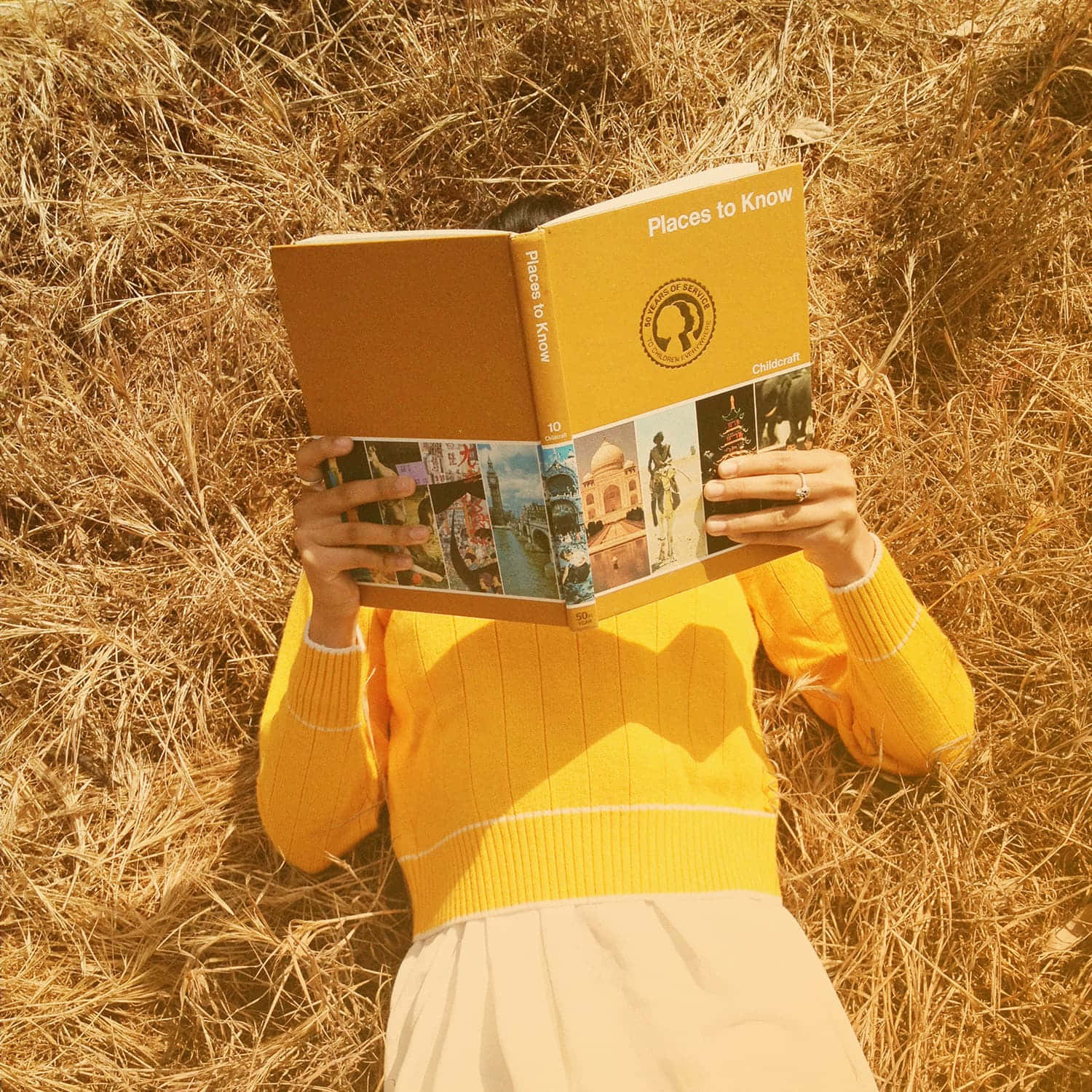 Желтая эстетика чтения книги Обои