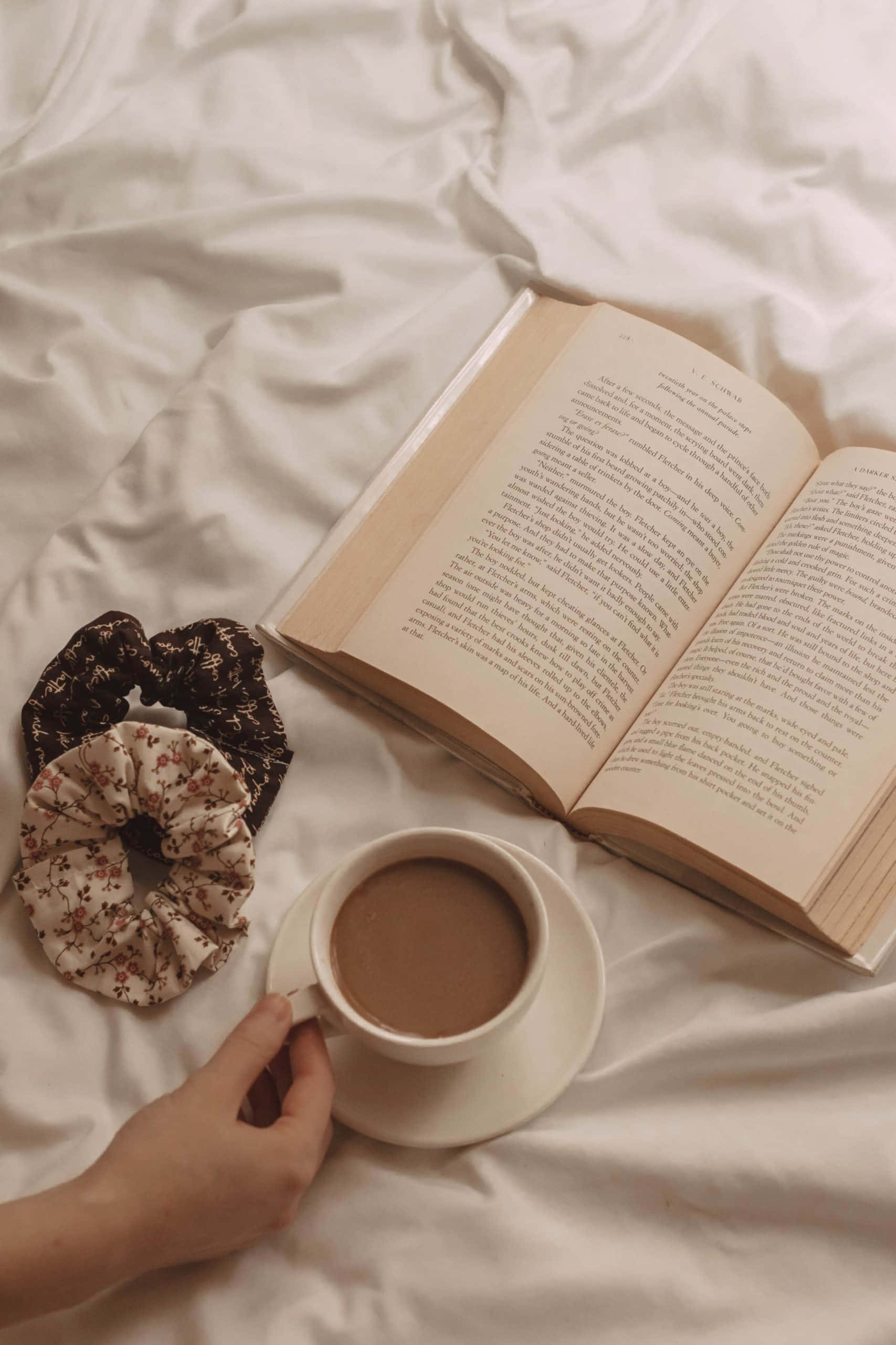 женская рука держит книгу и чашку кофе Обои