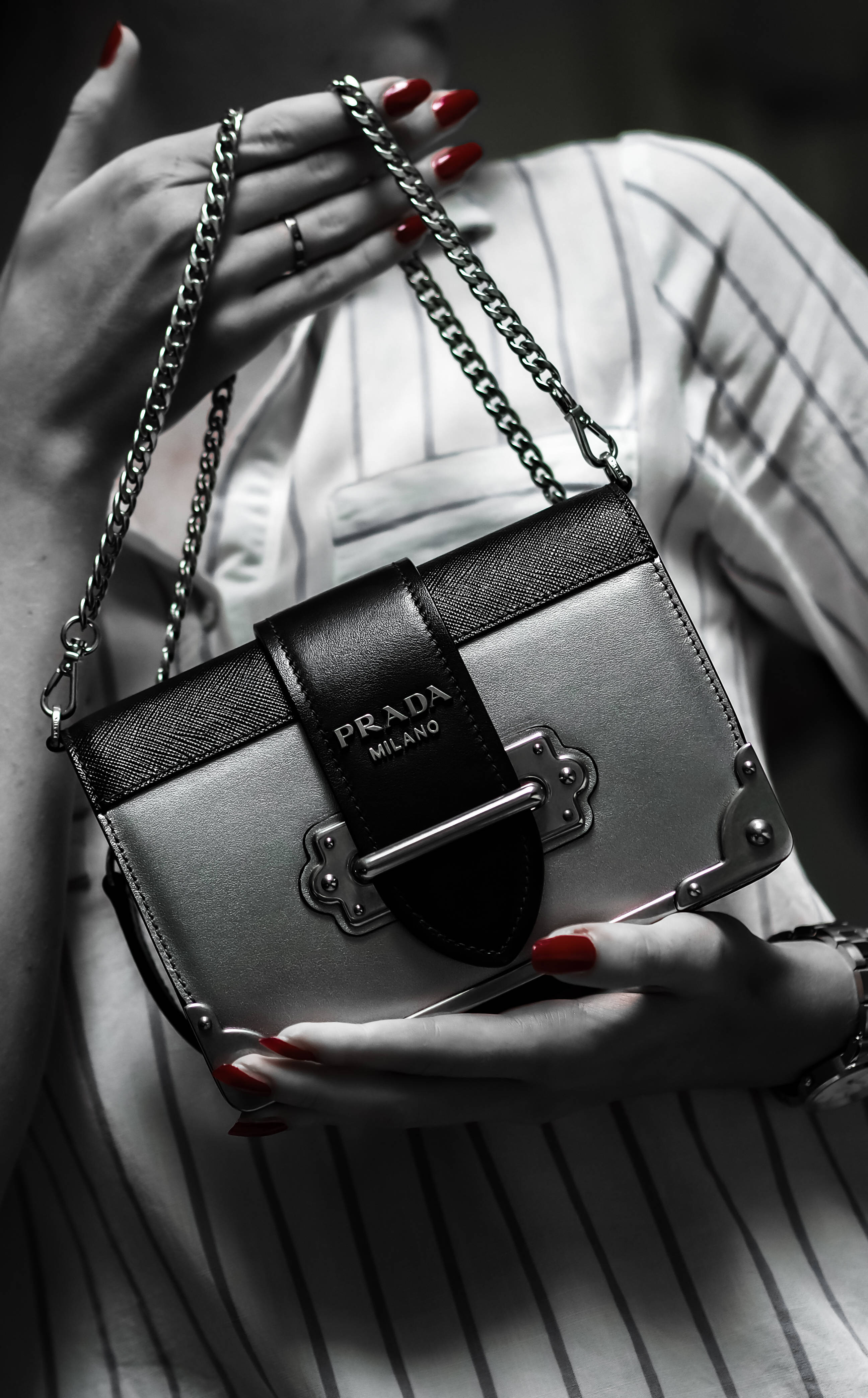 Женщина Prada с красными ногтями Обои