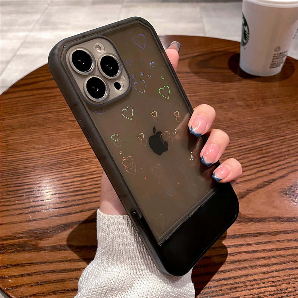женщина держит чехол для iPhone 11 с сердечками Обои