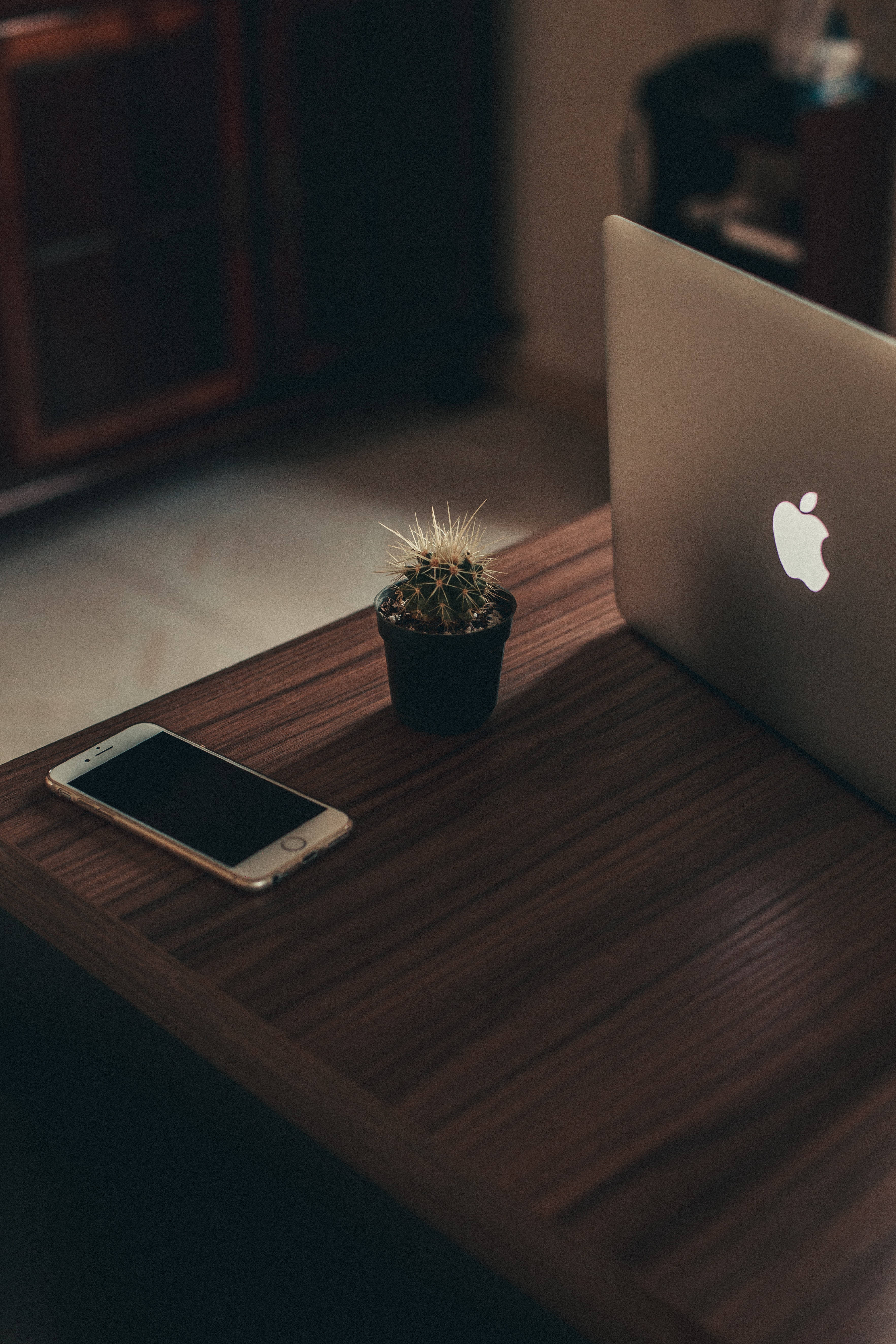 Завораживающий ночной космос на экране Mac Обои