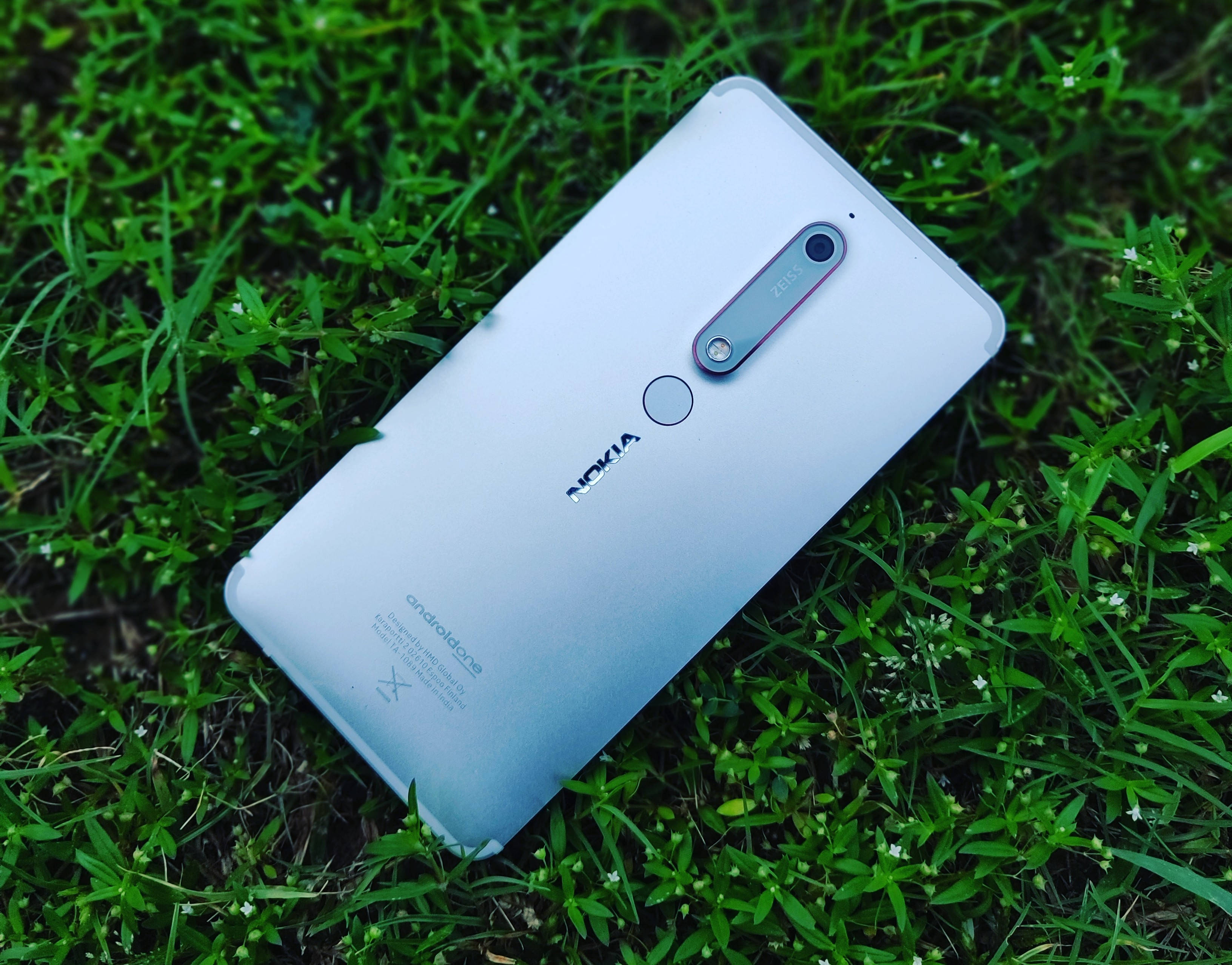 Задняя сторона железно-синего Nokia 6.1 Обои