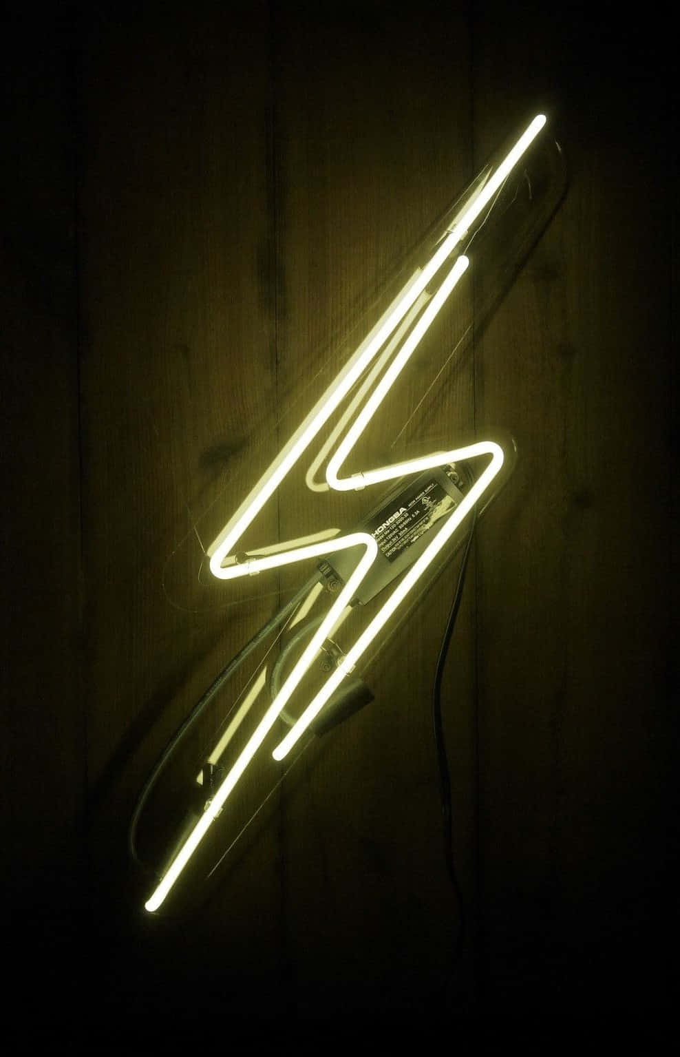 Заряжайте ваш iPhone молниеносно быстро с новым Lightning Bolt iPhone! Обои