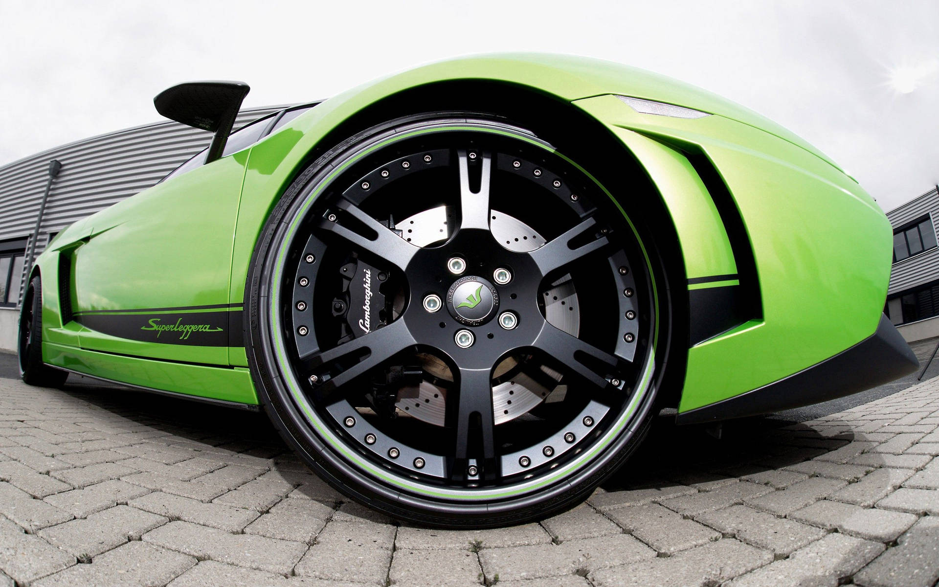 Обои с видом «рыбий глаз» на колесо зеленого Lamborghini.