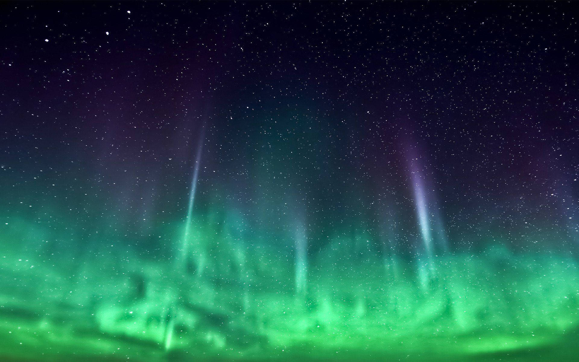 Зеленое небо с белыми колоннами Обои