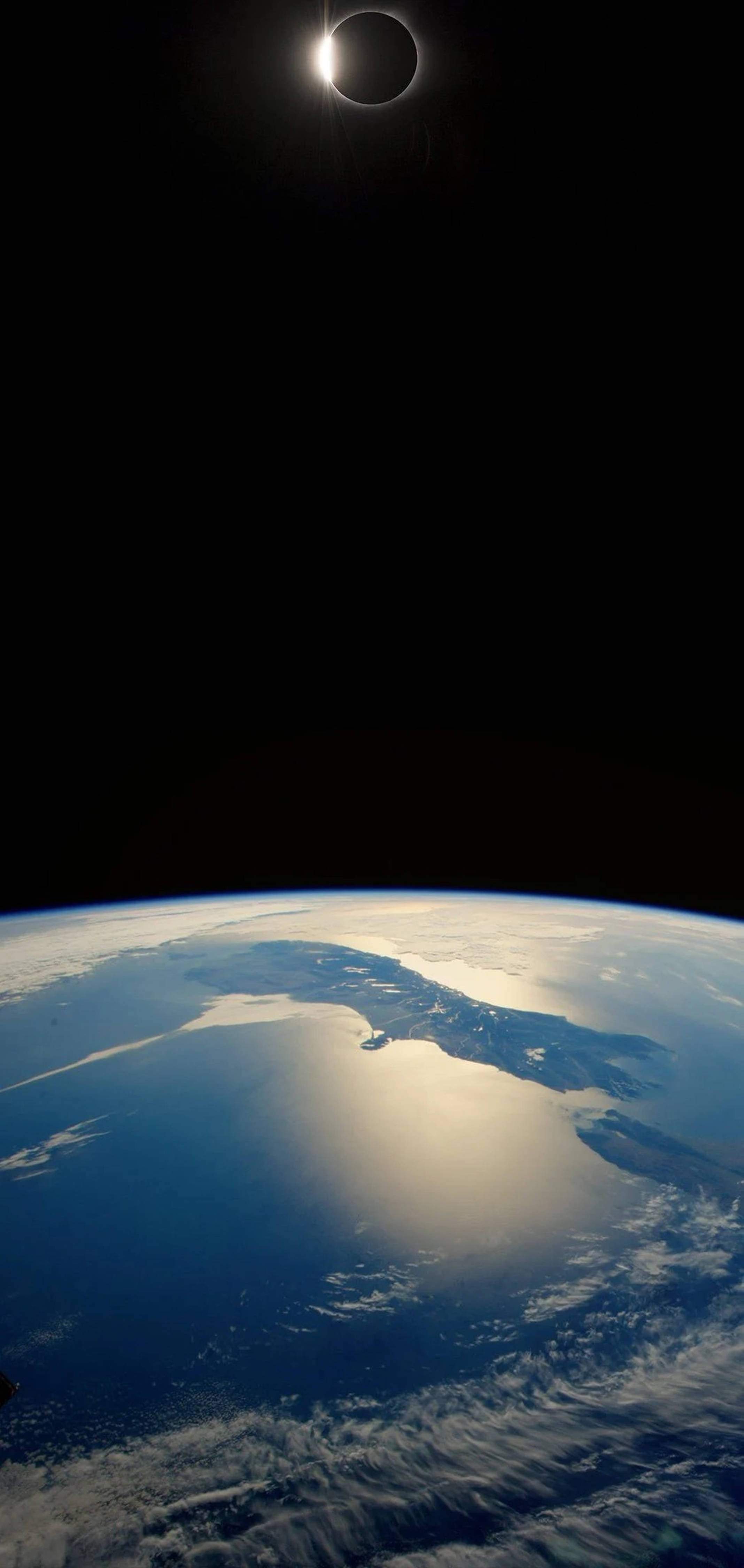 Земля и Луна в дырокольном стиле 4K Обои