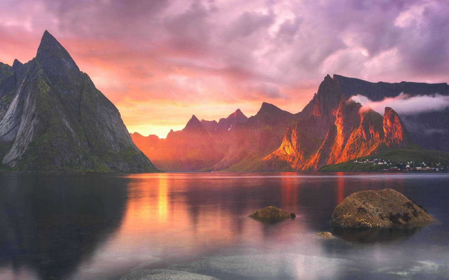 Идеальный вид на спокойное озеро с MacBook Обои