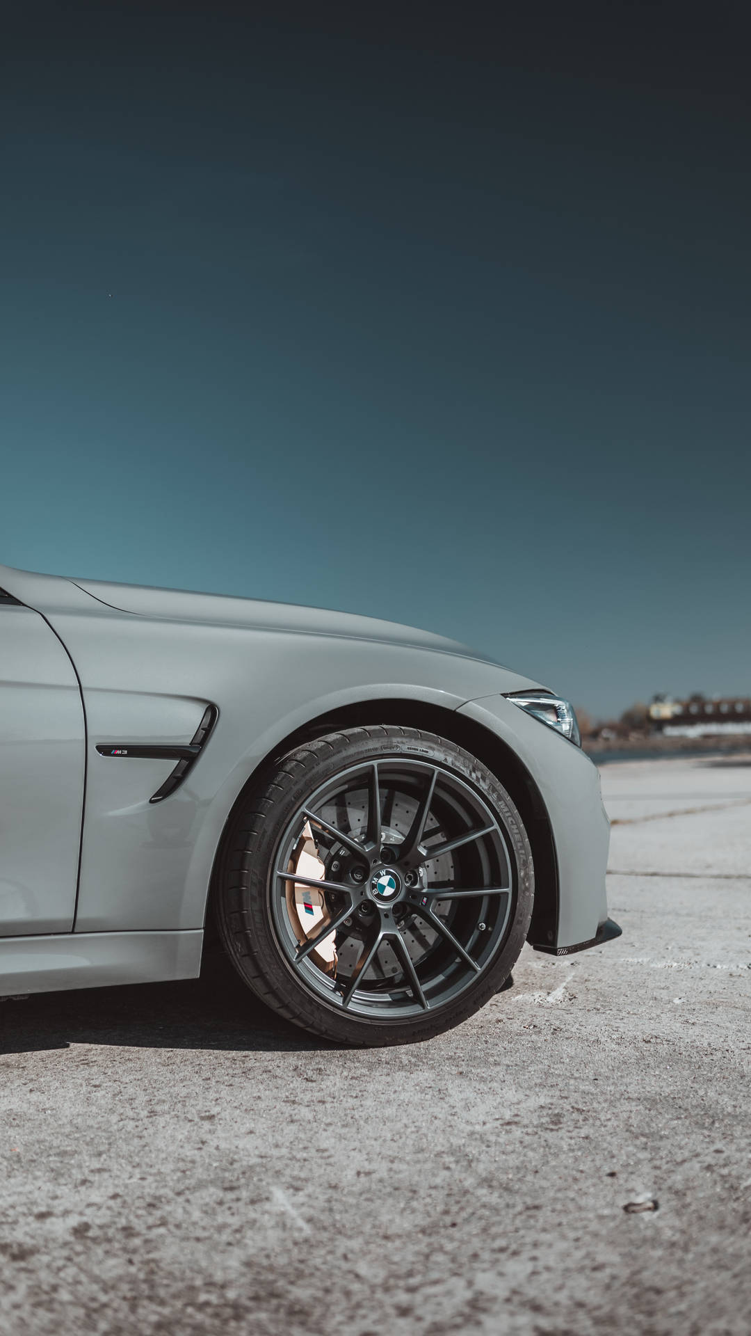 Вид сбоку обои колеса серого BMW с логотипом