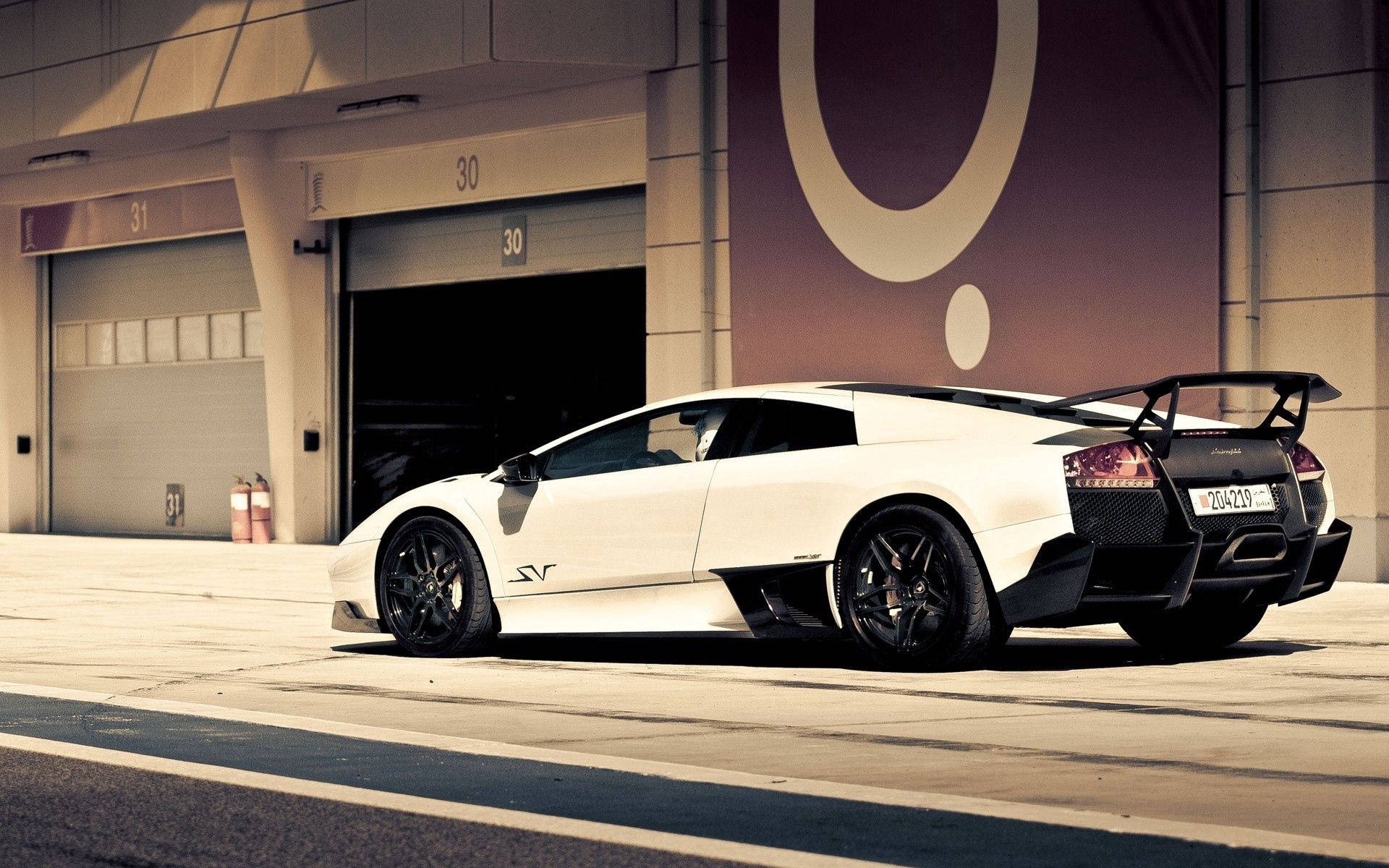 Обои с белым Lamborghini Murcielago SV сбоку и сзади.