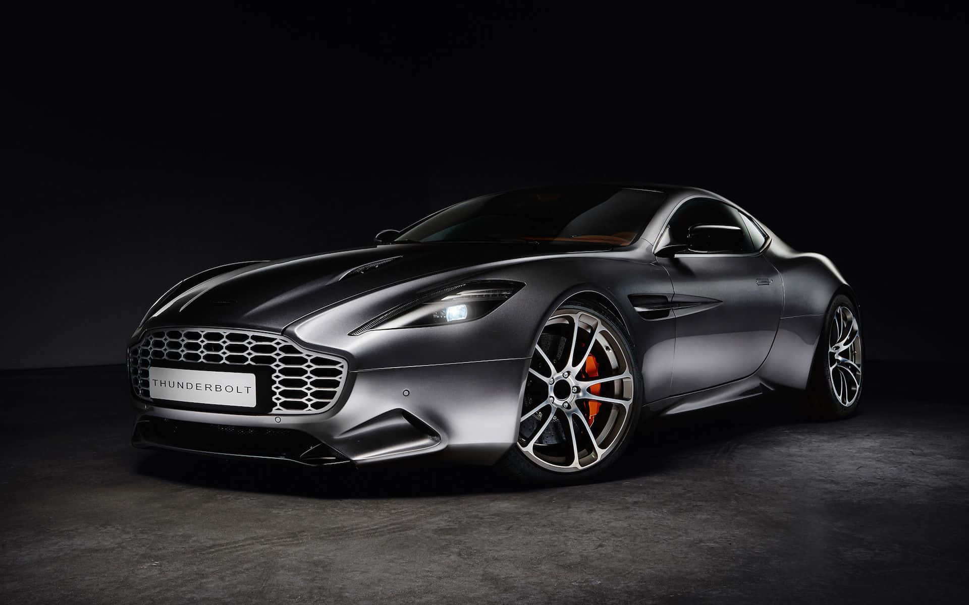 Изящный и мощный Aston Martin Vanquish Обои