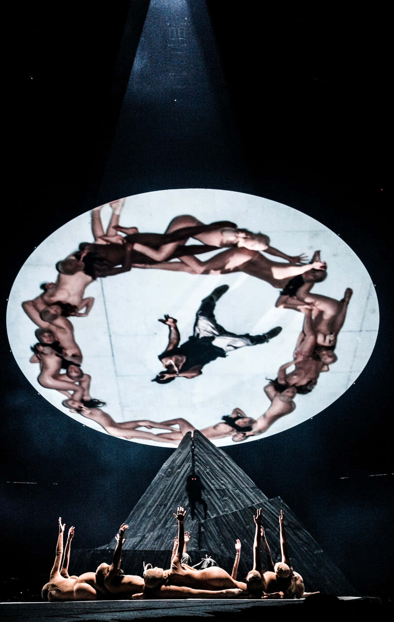 Канье Уэст демонстрирует уникальный стиль в туре Yeezus Обои