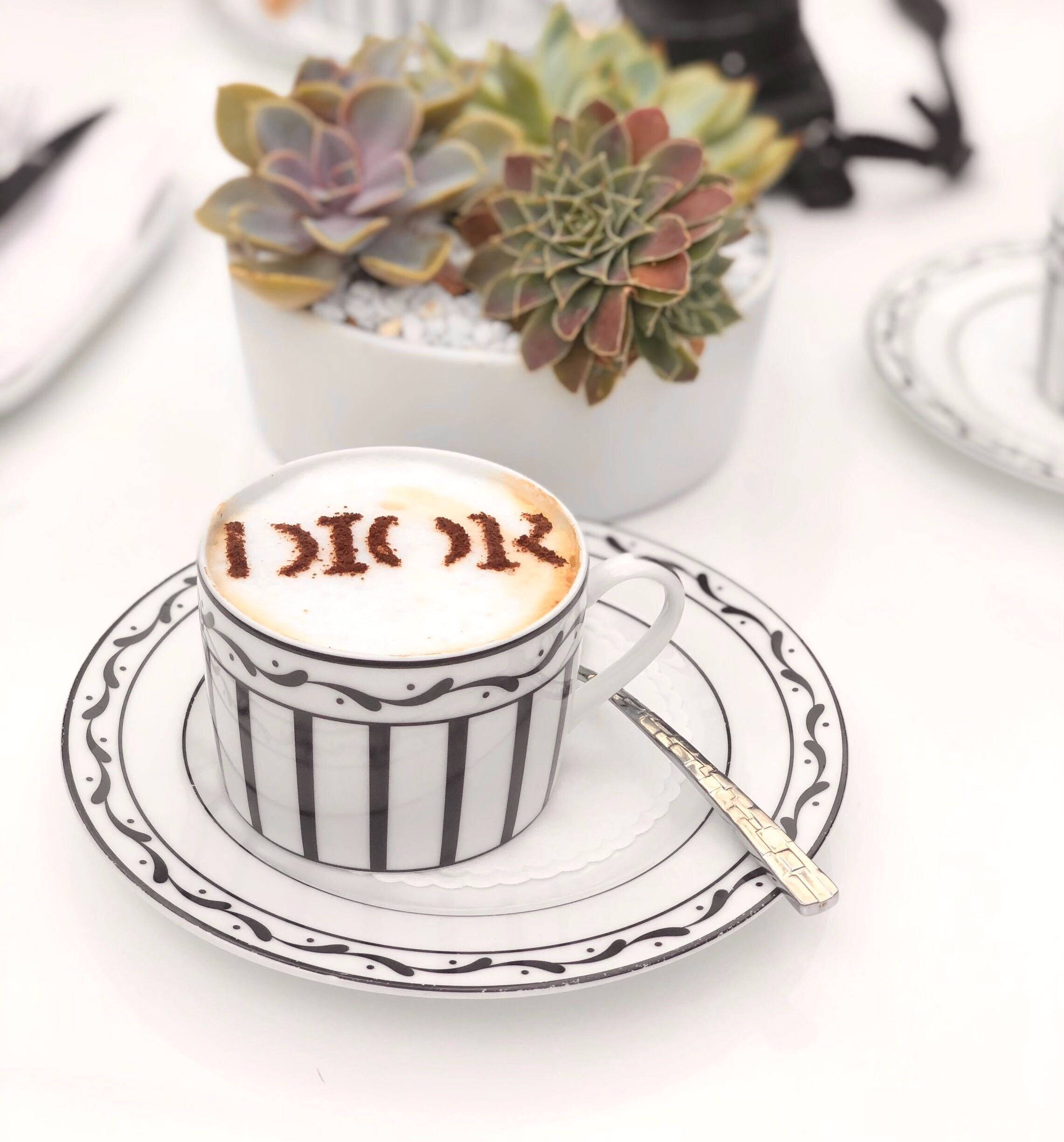Капучино в кафе Dior Обои