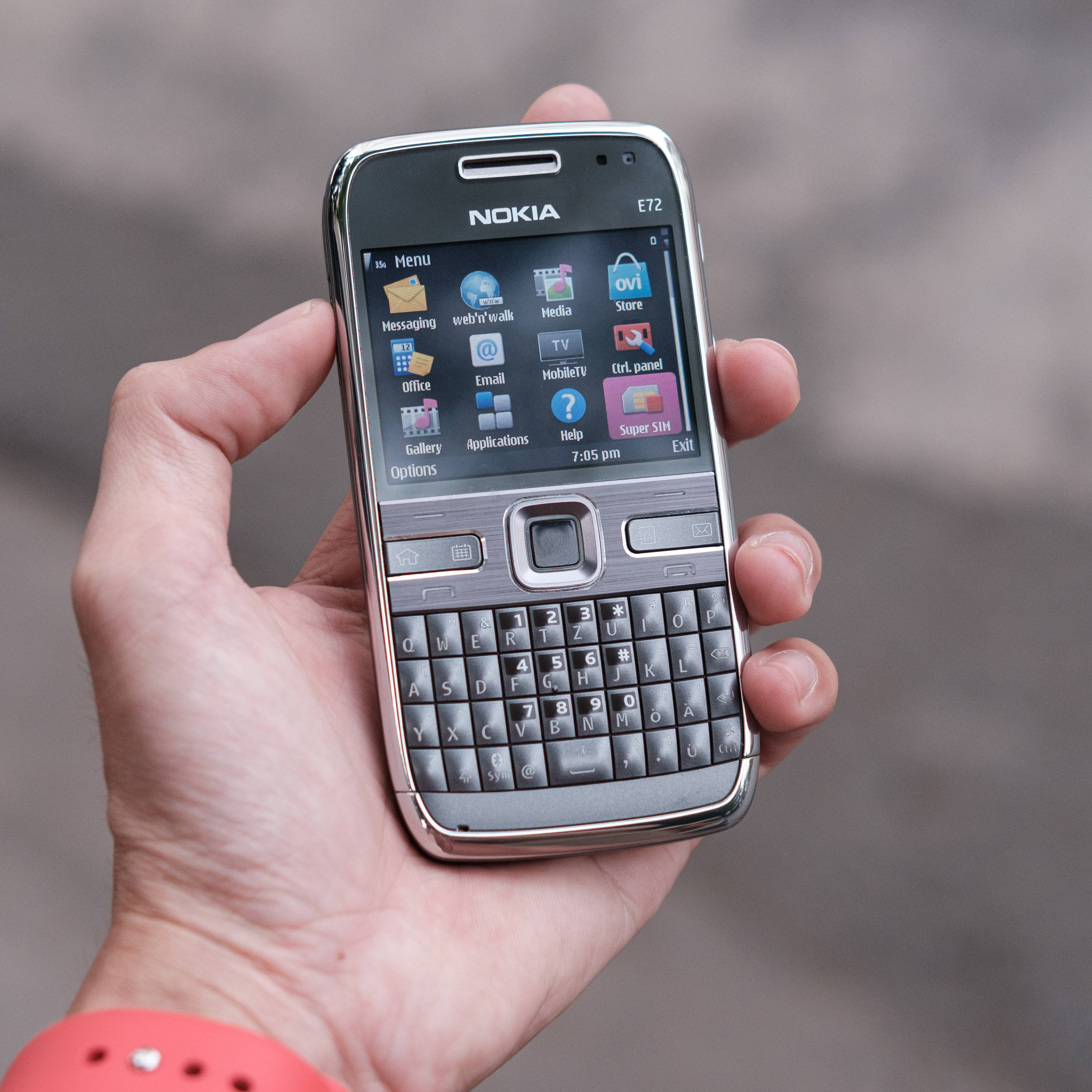 Клавиатурный телефон Nokia E72 Обои