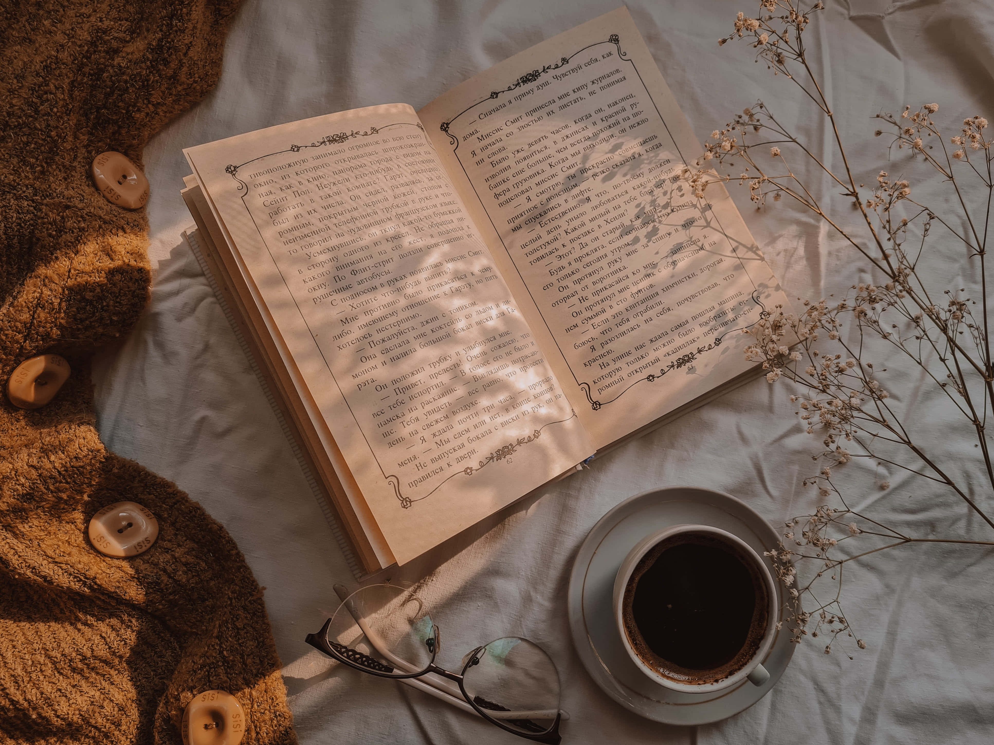 книга, очки и кофе на кровати Обои
