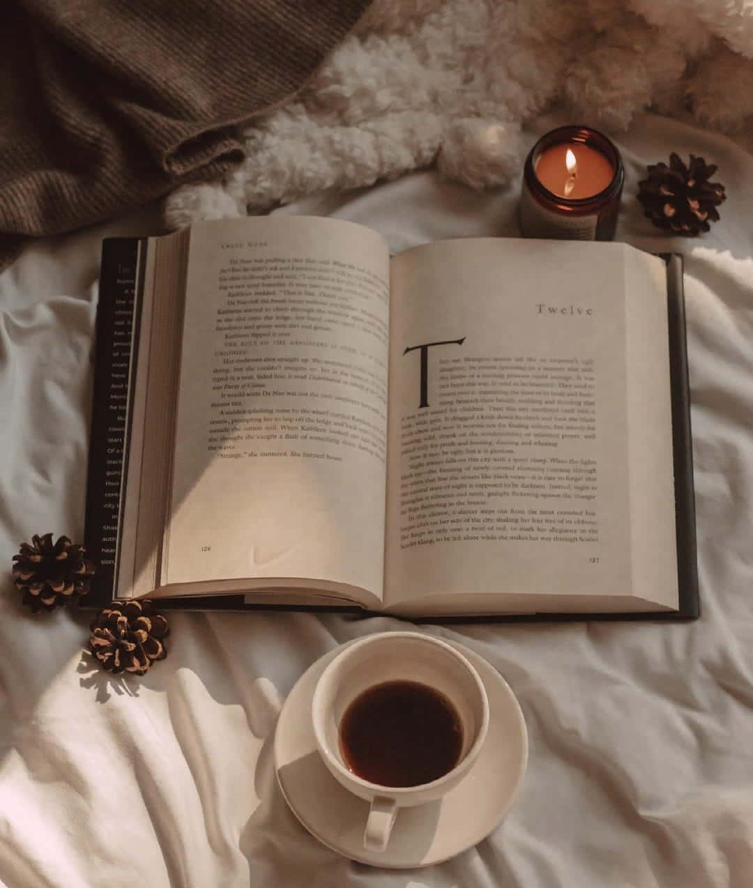 книга, свеча и чашка кофе на кровати Обои