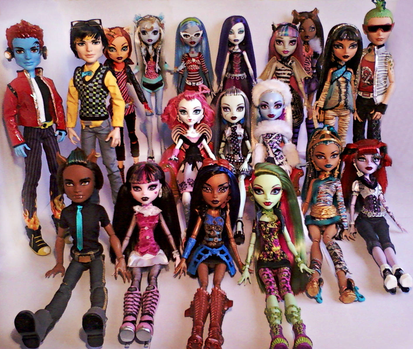 Коллекция кукол Bratz в эстетичном стиле Обои