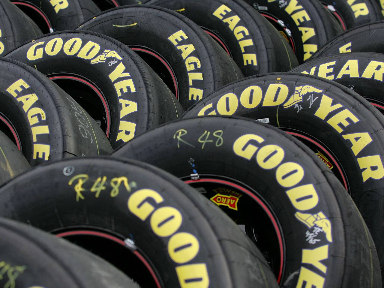Коллекция черных шин Goodyear — Машины Обои