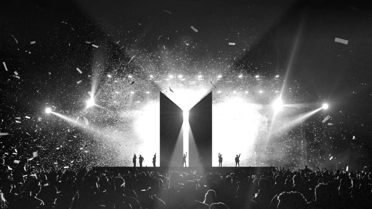 Концерт BTS с силуэтом логотипа группы