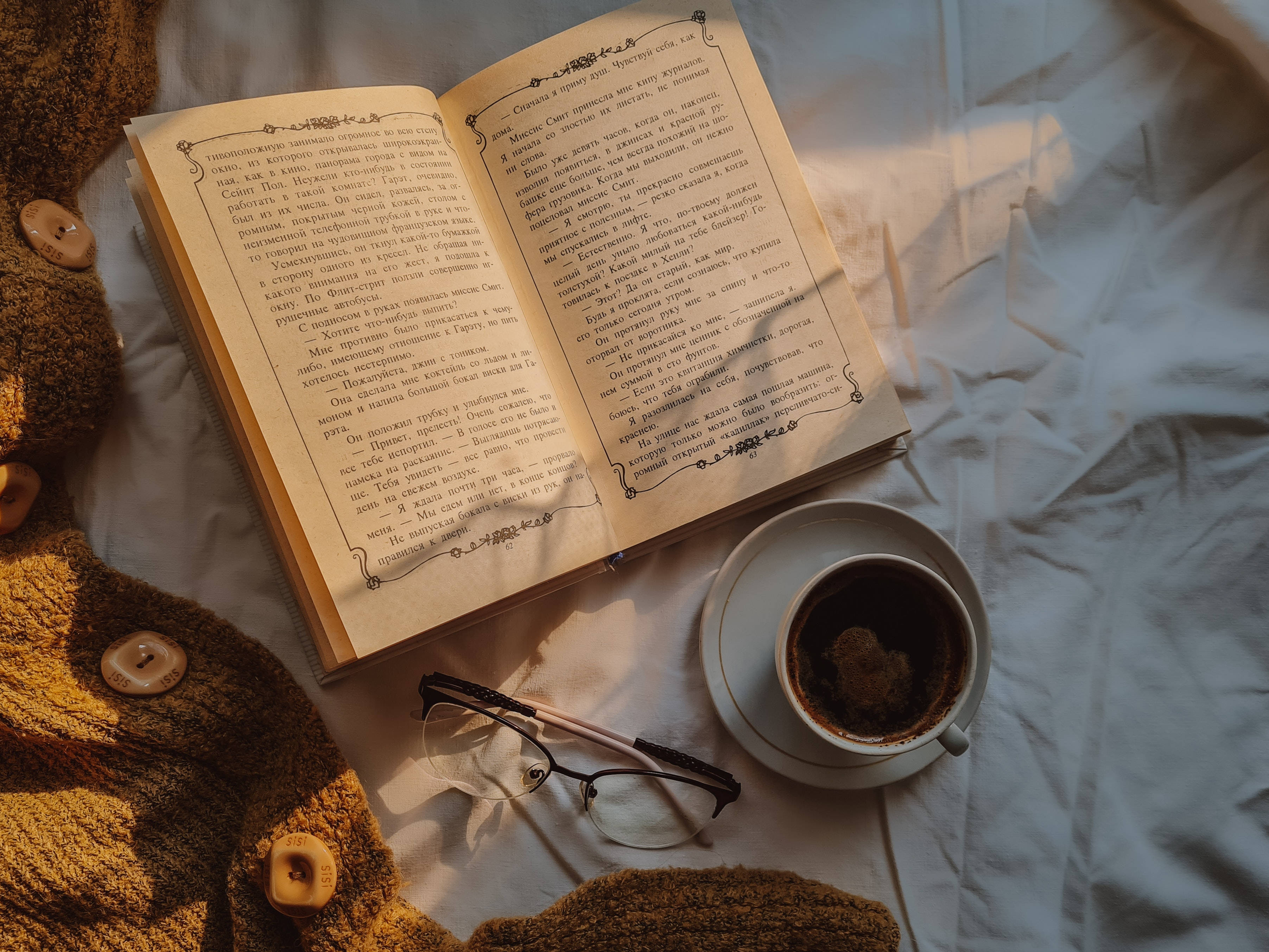 Кофейная эстетика с книгой на рабочем столе Обои