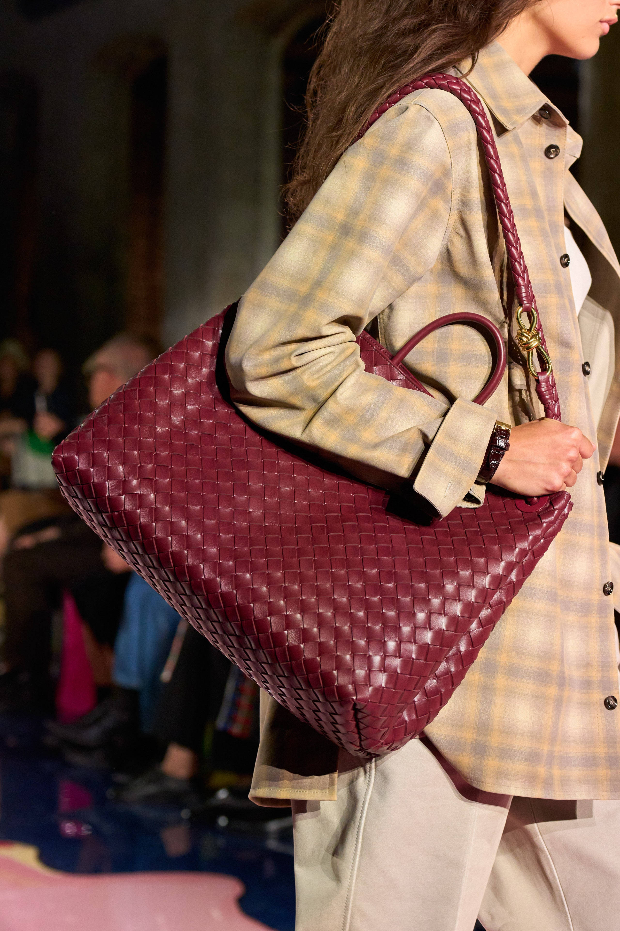 Красная сумка Bottega Veneta на модели Обои