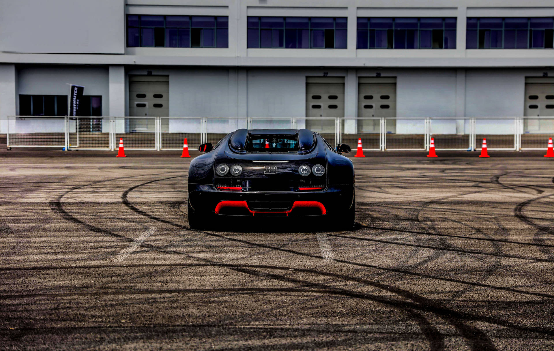 Обои с красно-чёрной Bugatti Veyron
