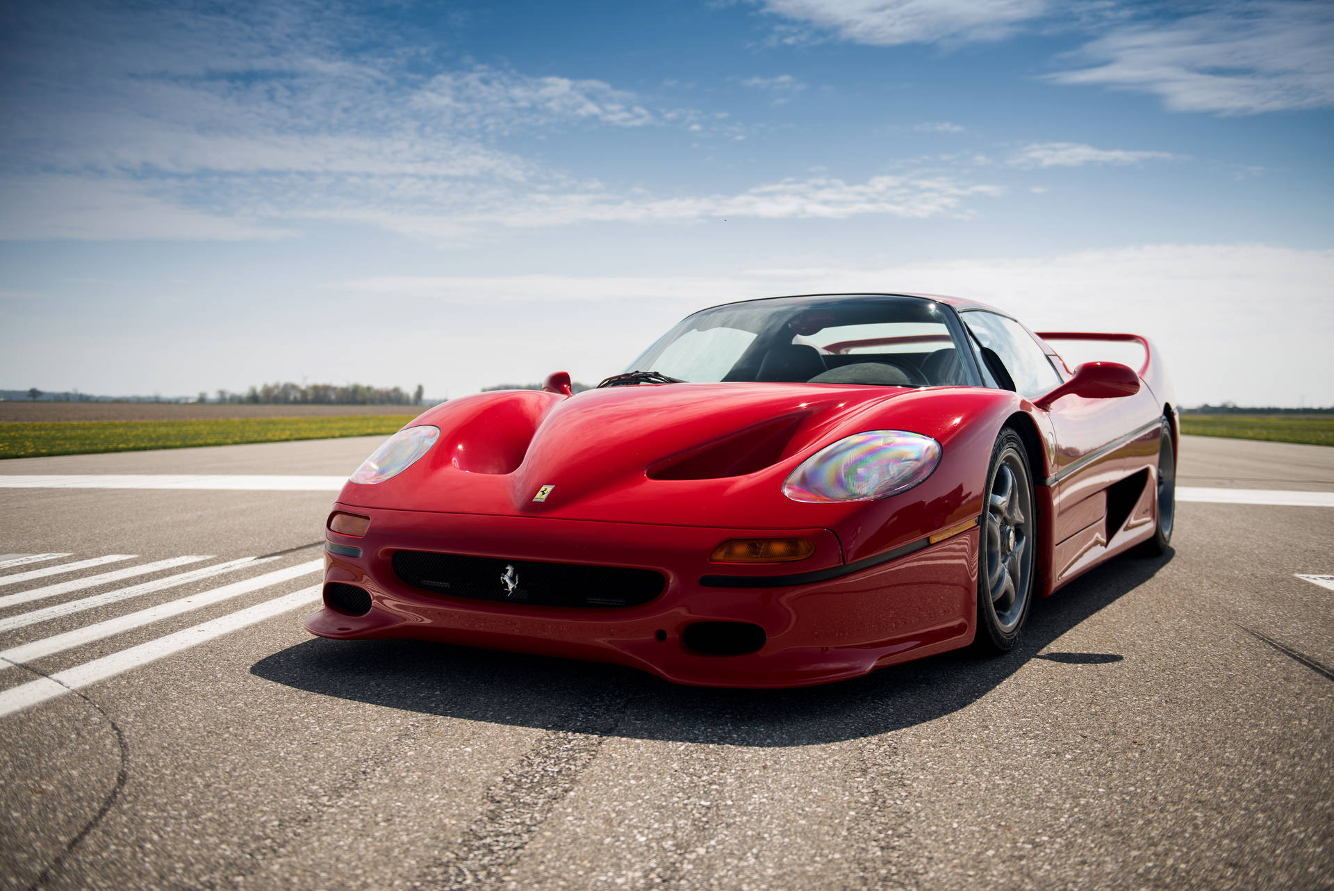 Красный Ferrari F50 на пешеходной разметке обои
