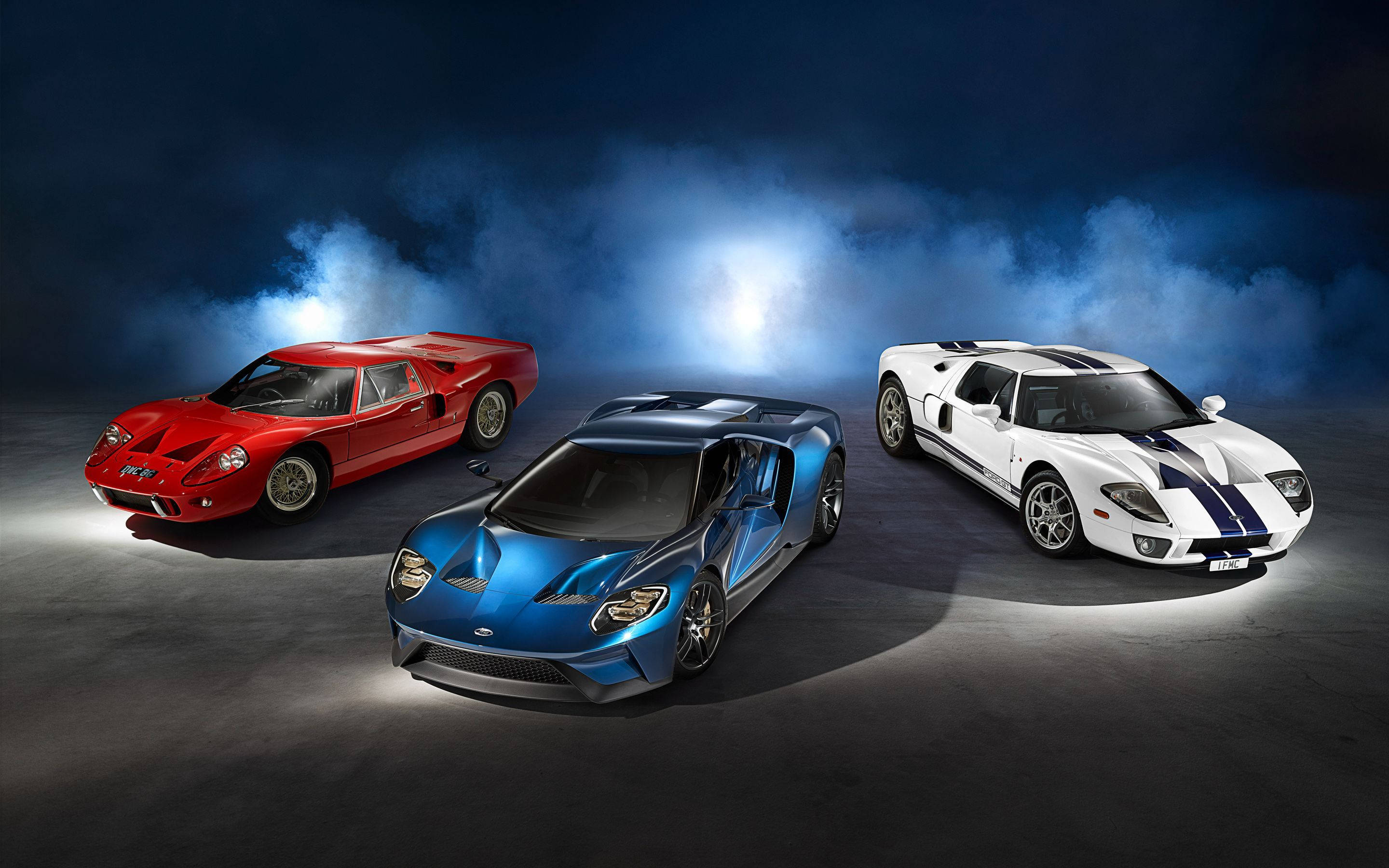 Красный, синий и белый Ford GT