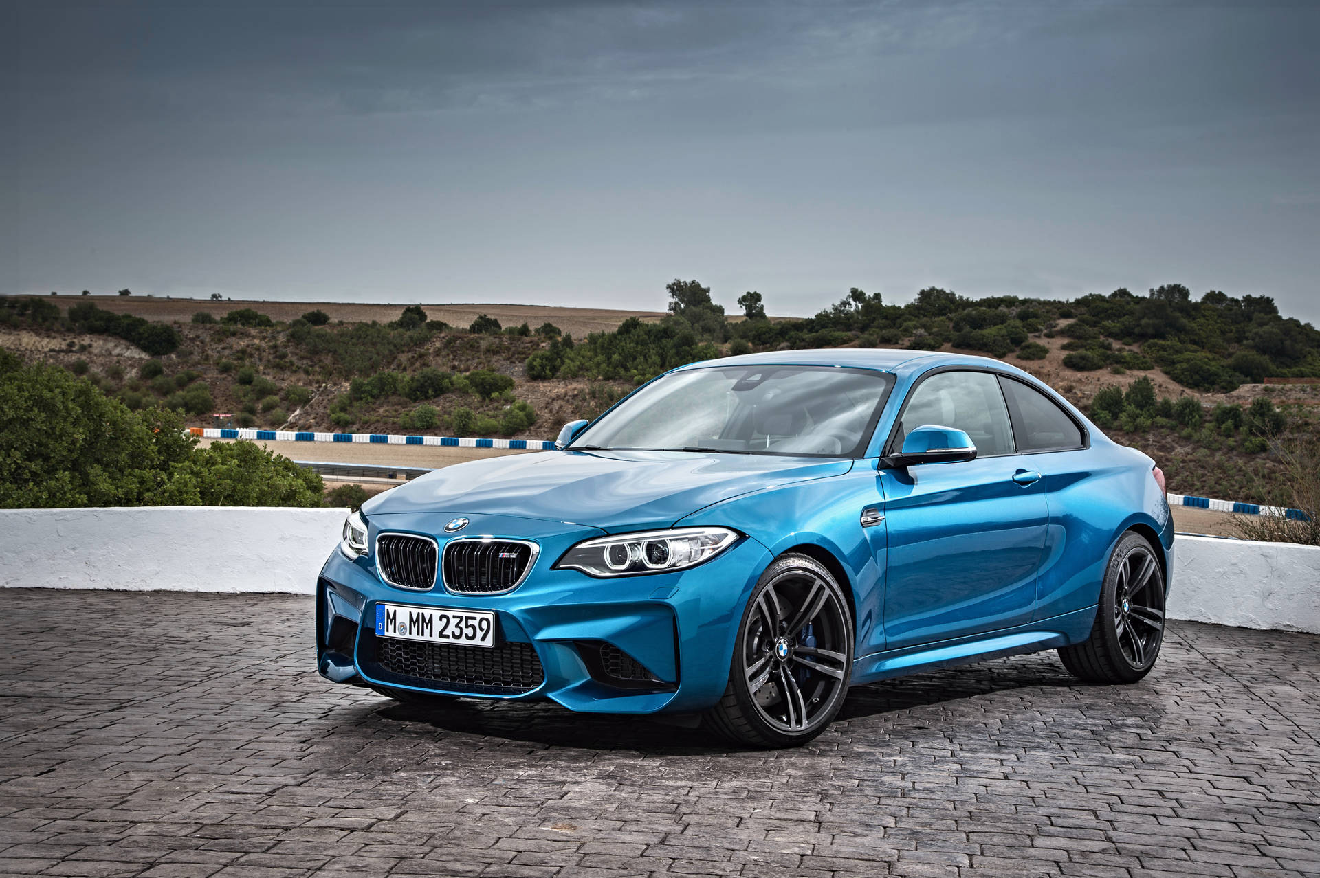 Синий BMW F87 на асфальте с видом на горы обои