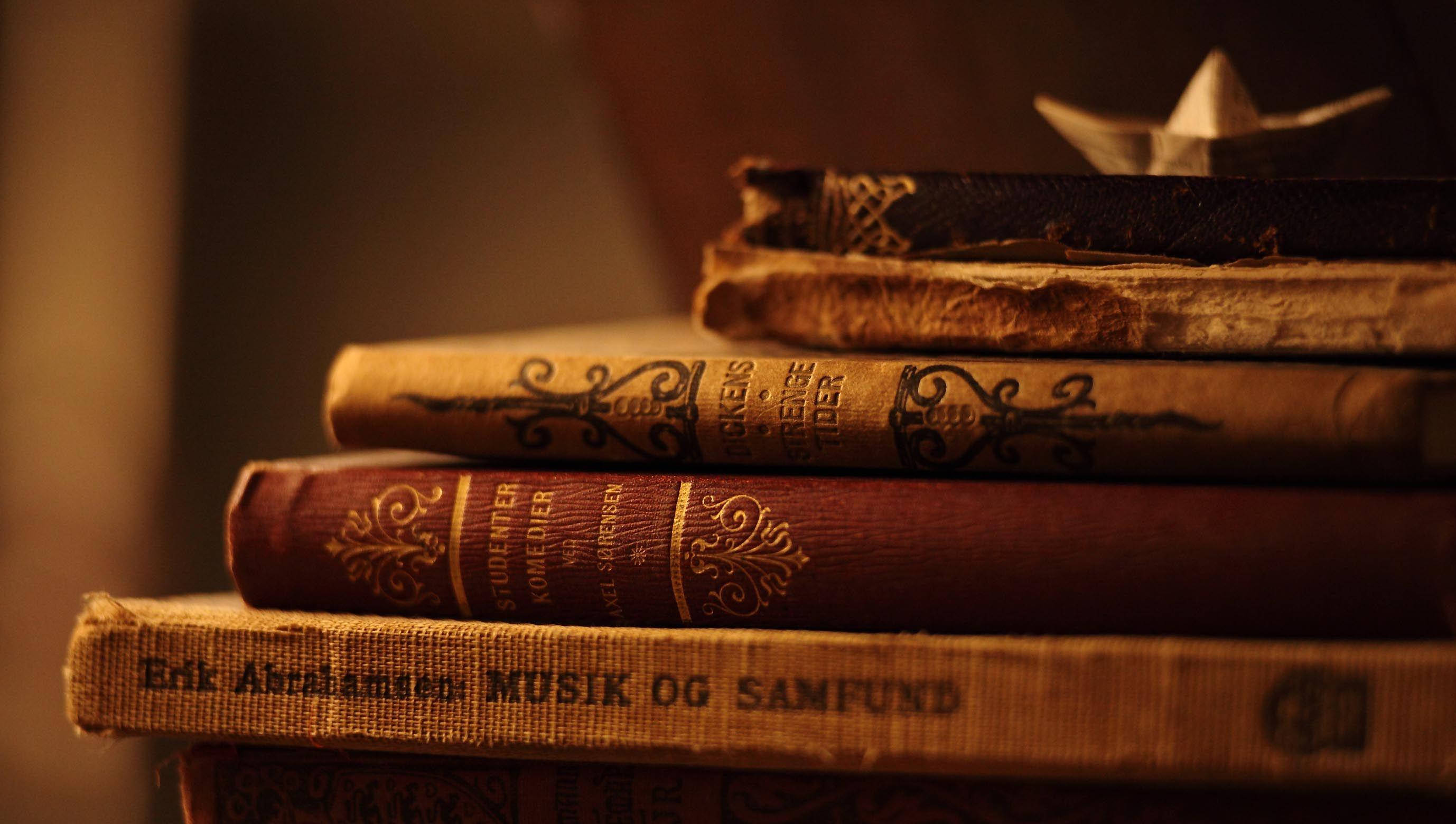 Крутые винтажные книги и бумажный кораблик Обои