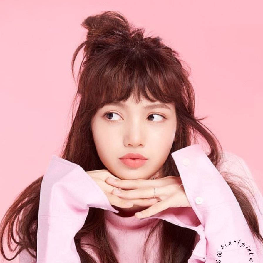Обои Blackpink: Лиса в розовом топе на пастельно-розовой стене