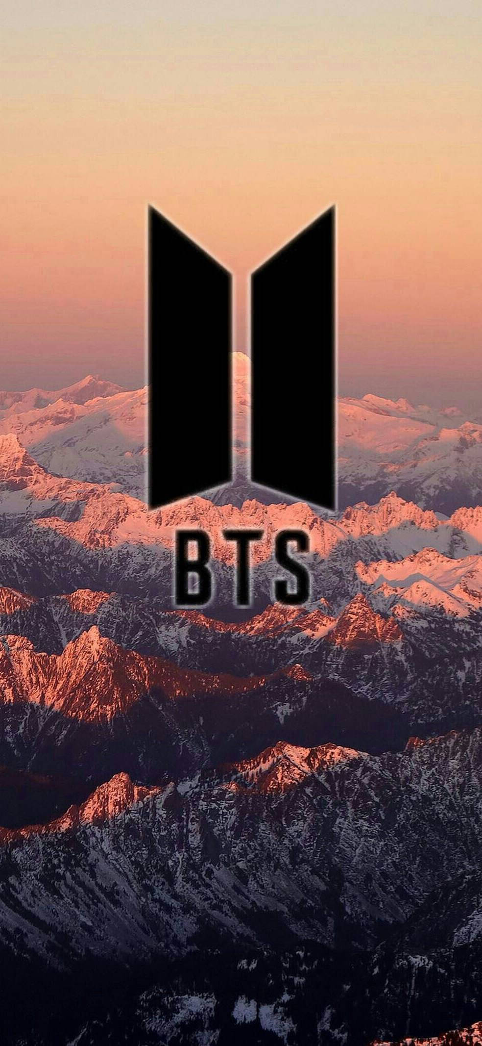 Логотип BTS на эстетичной горе Обои