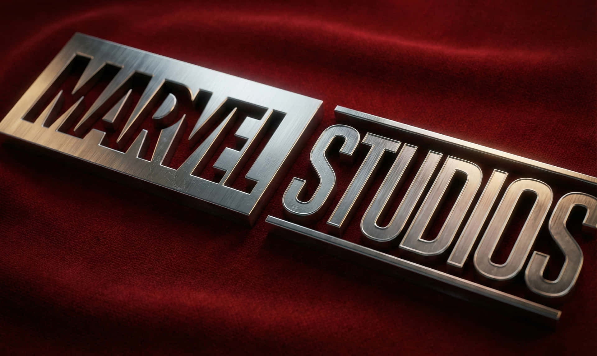 Marvel Studios, Marvel, MCU, Логотип, Кино, Фильм, Мстители, Щеточный металл, Сталь, Красный бархат, Текстура, Элегантный, Минималистичный, 4K, HD, Обои для рабочего стола, Супергерой, Развлечения, Элегантный минималистичный фон для рабочего стола Marvel Studios, Металлический логотип Marvel Studios на красном бархате 4K