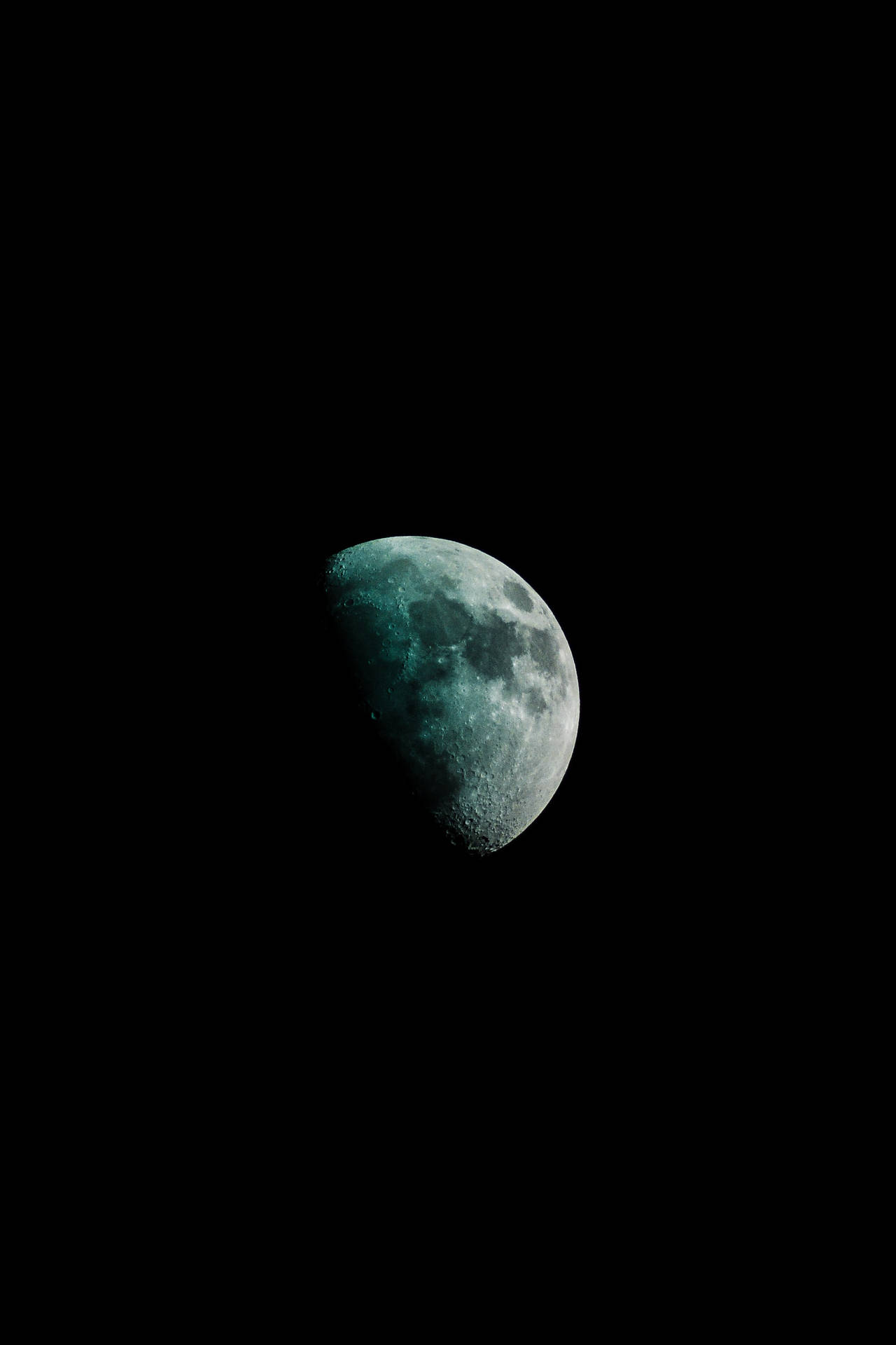 Луна в космосе 4K для телефона Обои
