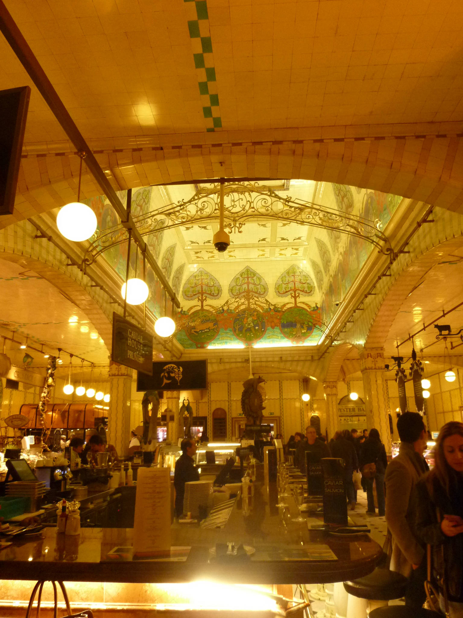 Люди за покупками в Harrods Обои