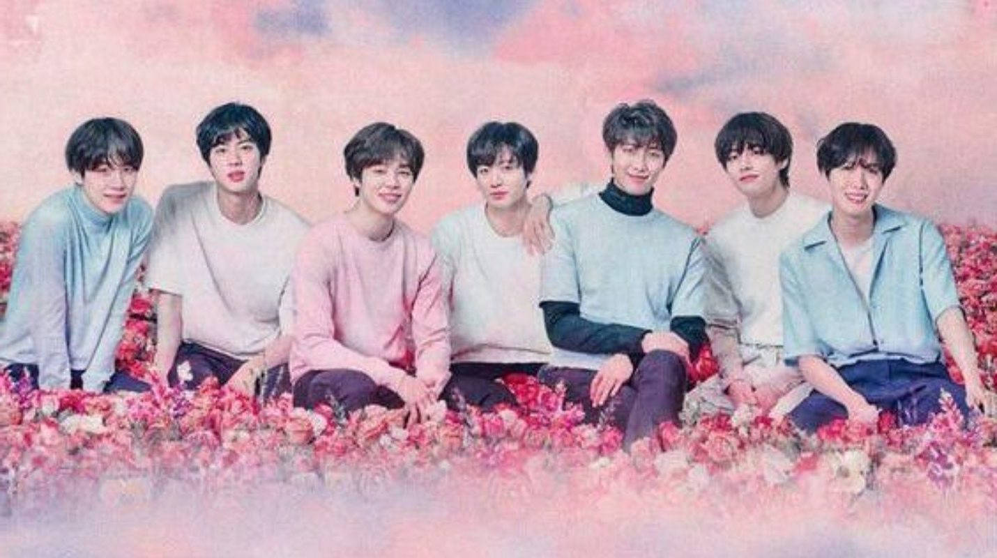 Милые BTS на розовом цветочном поле
