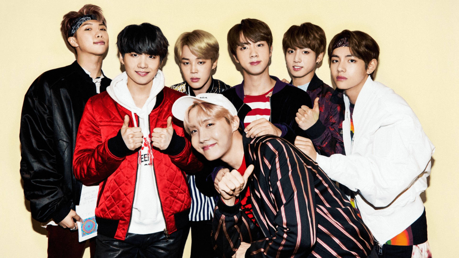 Милые BTS позируют на жёлтом фоне Обои