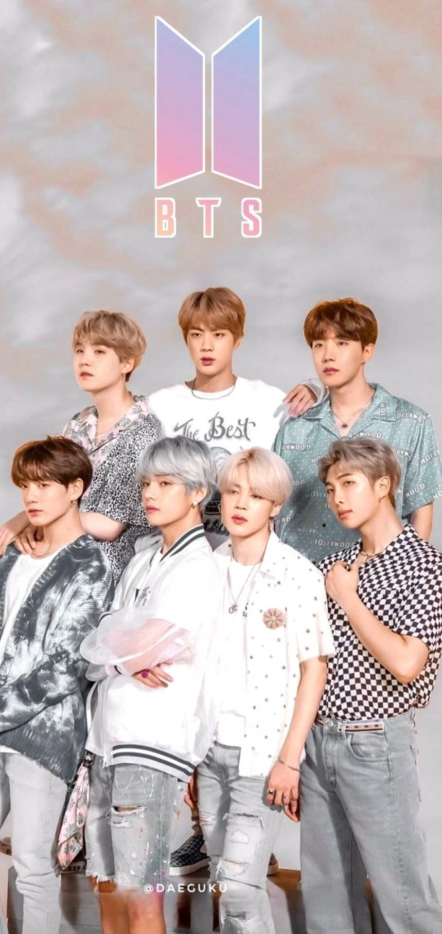 Милые участники BTS позируют под логотипом группы