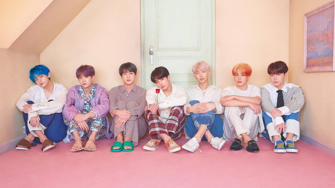 Милые участники BTS сидят вместе на чердаке Обои