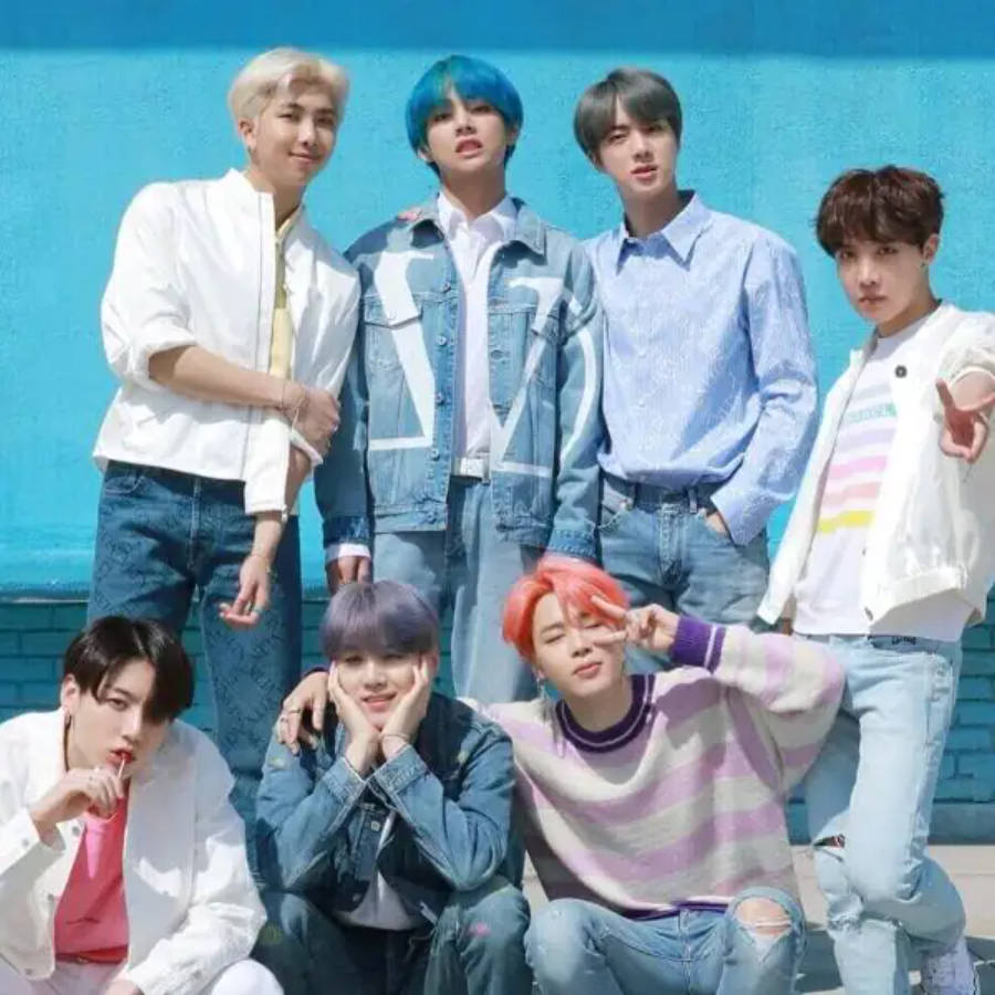 Милые участники BTS позируют вместе на синей стене Обои