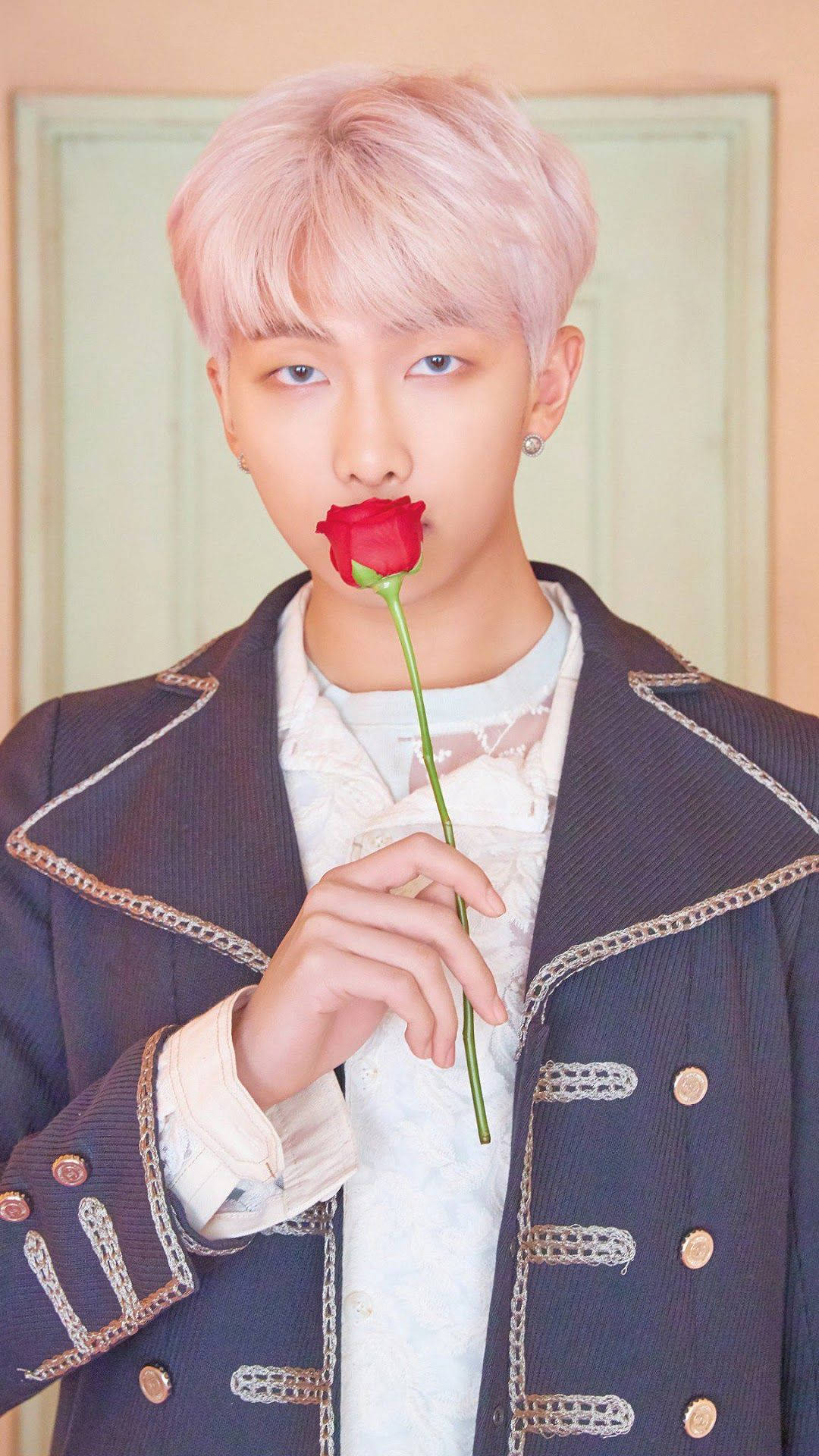Милый RM из BTS с розой Обои