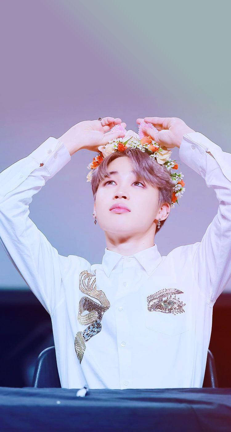 Милый Чимин из BTS с цветочной короной Обои