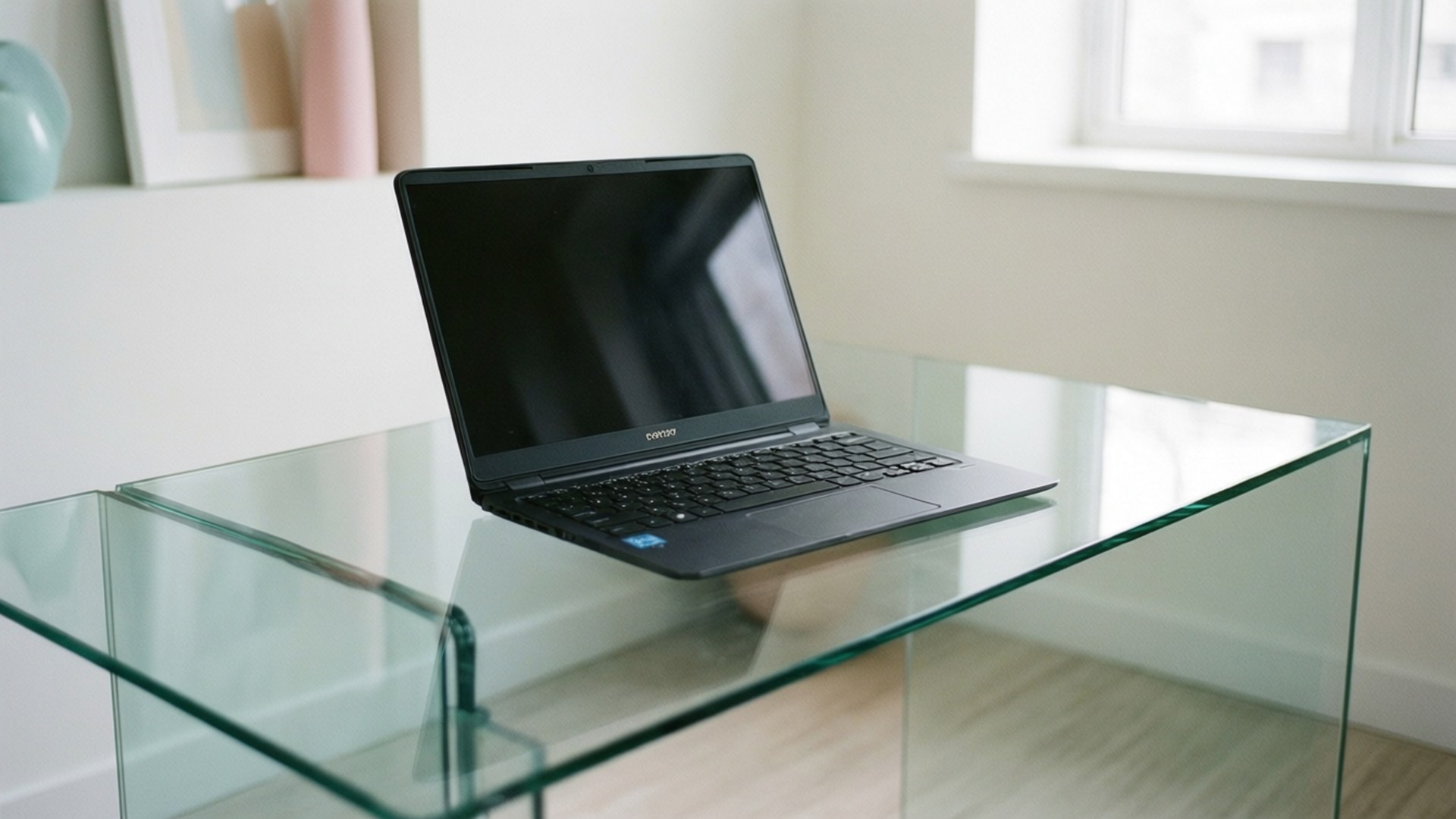 Минималистичный рабочий стол с Chromebook Обои