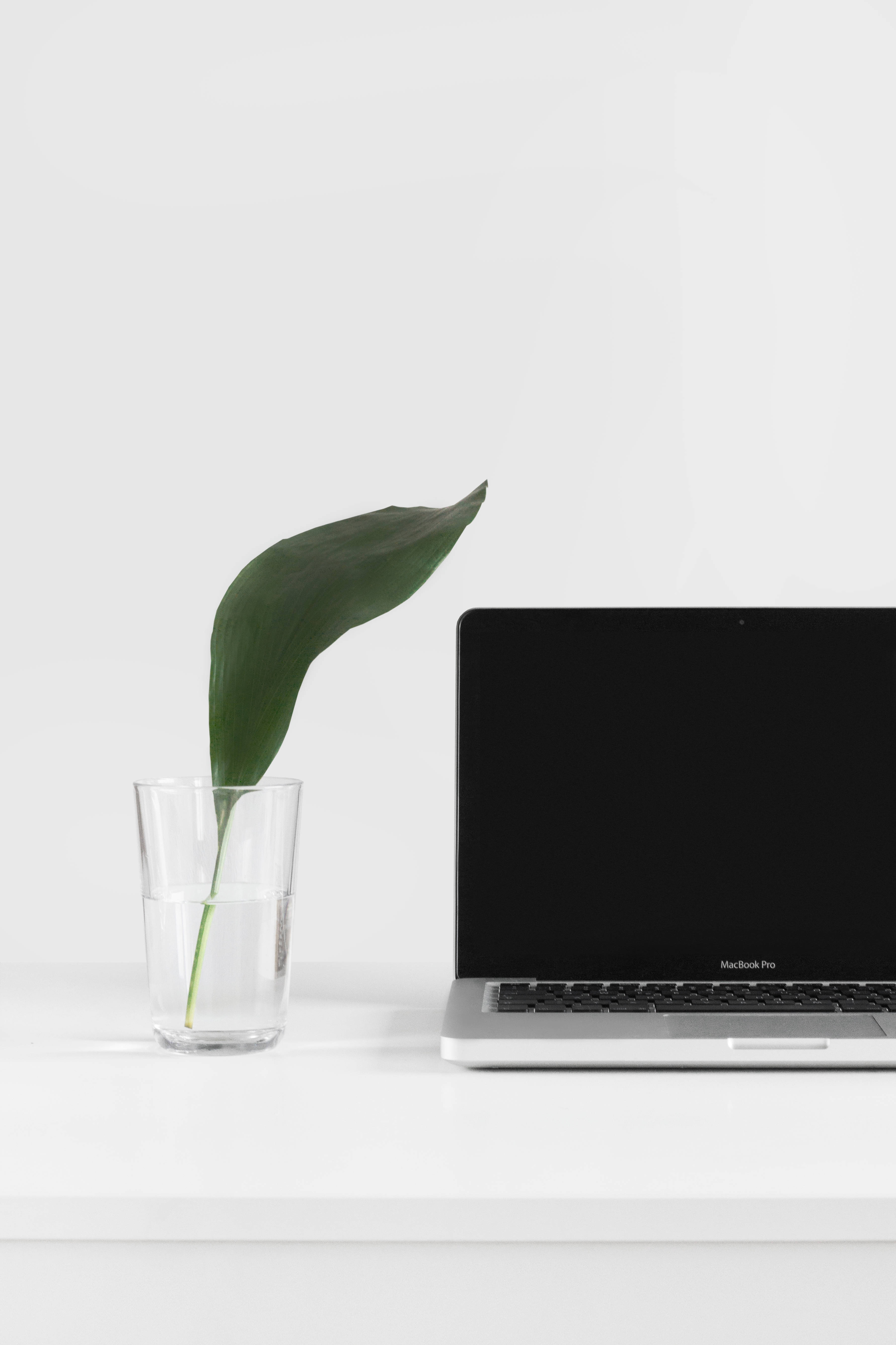 Элегантный минималистичный MacBook Pro Обои
