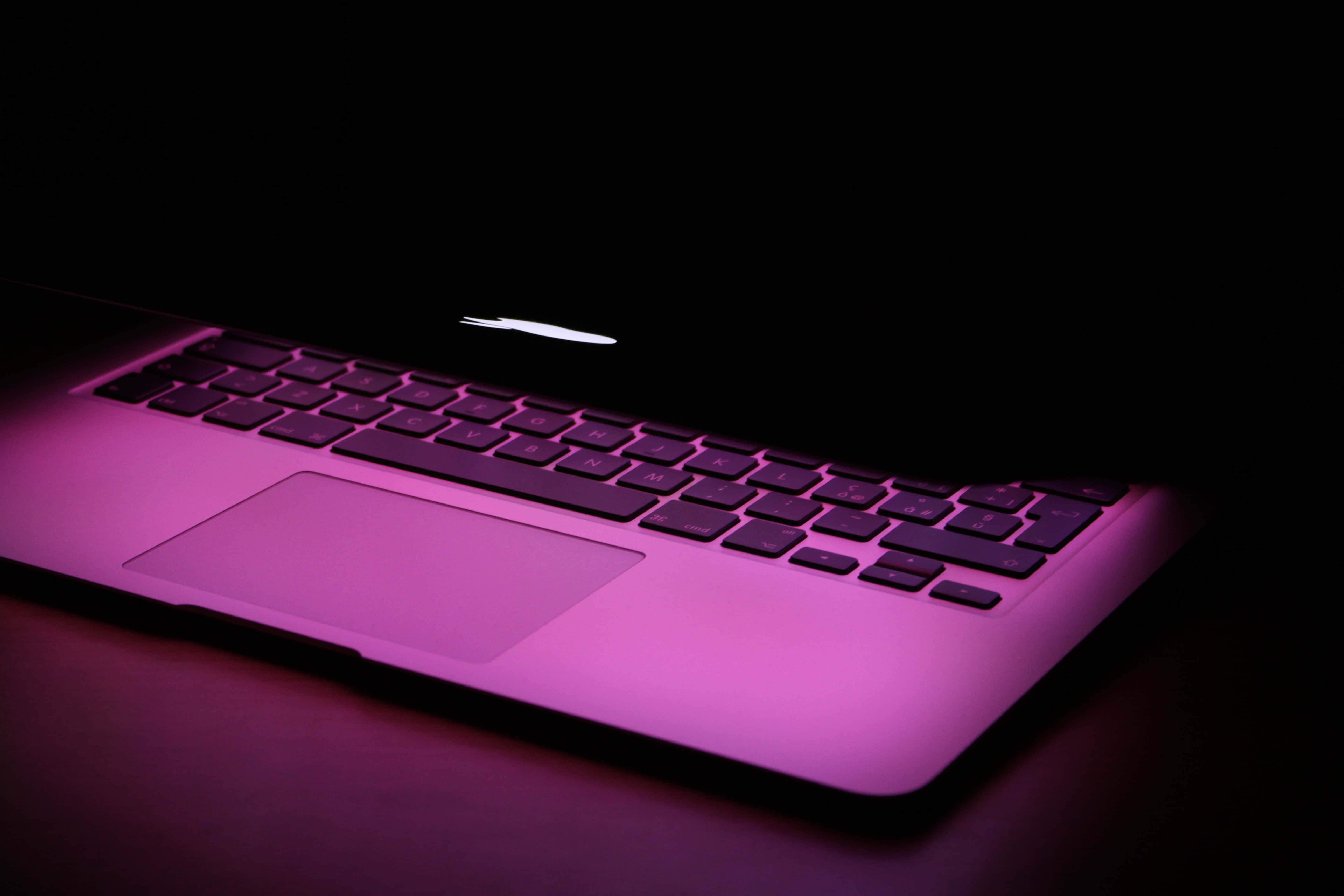 Минималистичный эстетичный дизайн с ноутбуком Macbook Обои