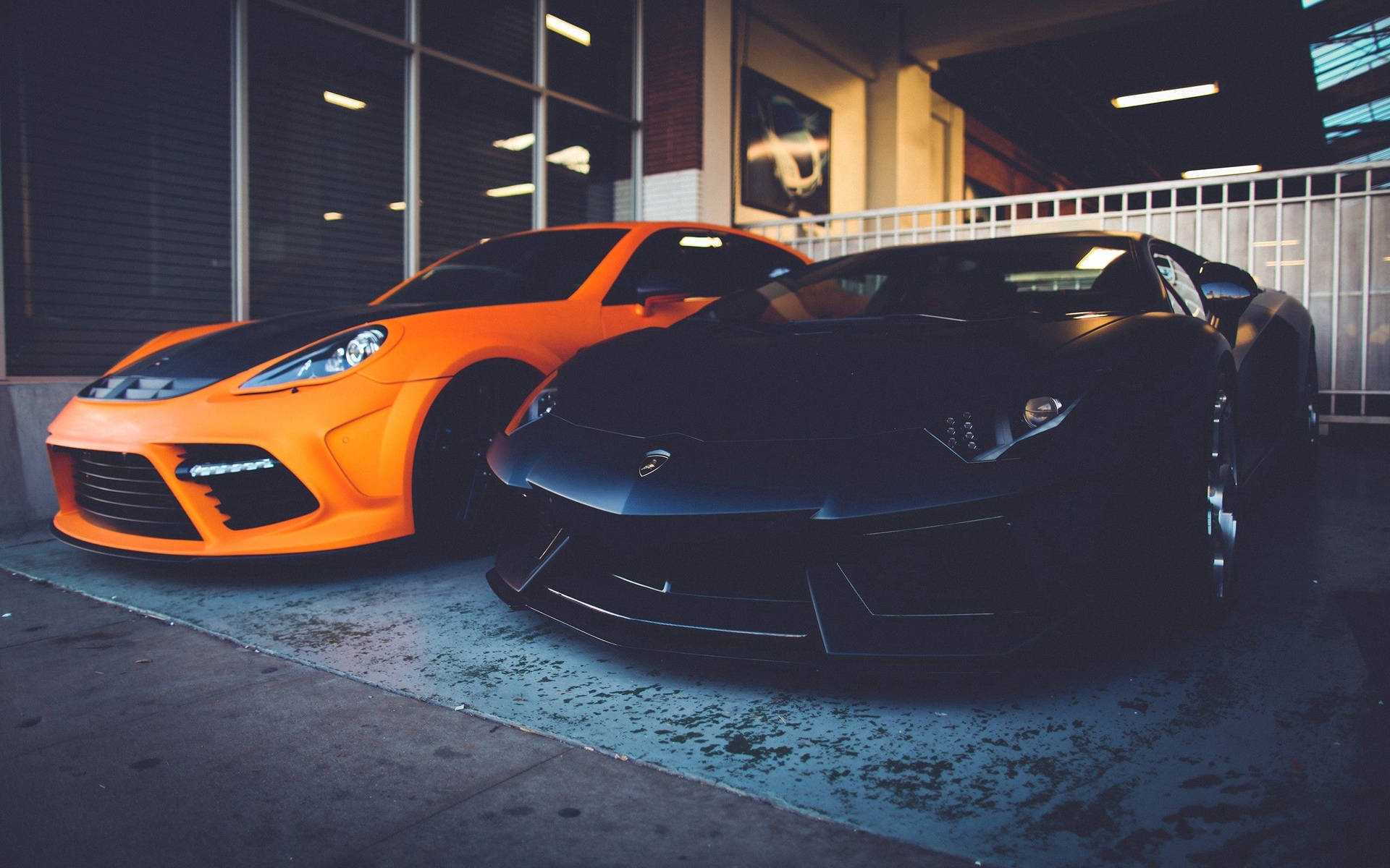 Обои с двумя Lamborghini, оранжевым и черным.